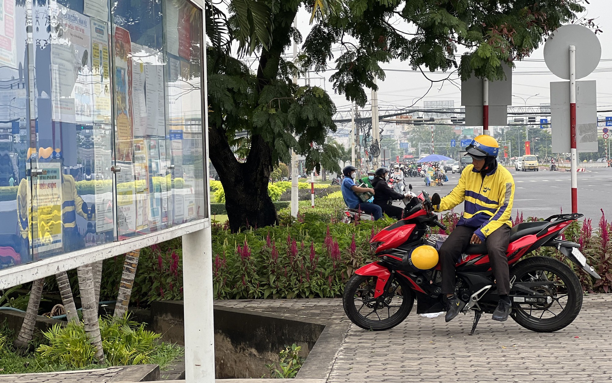 C&oacute; lương hưu, người lao động vẫn phải chạy xe &ocirc;m kiếm sống