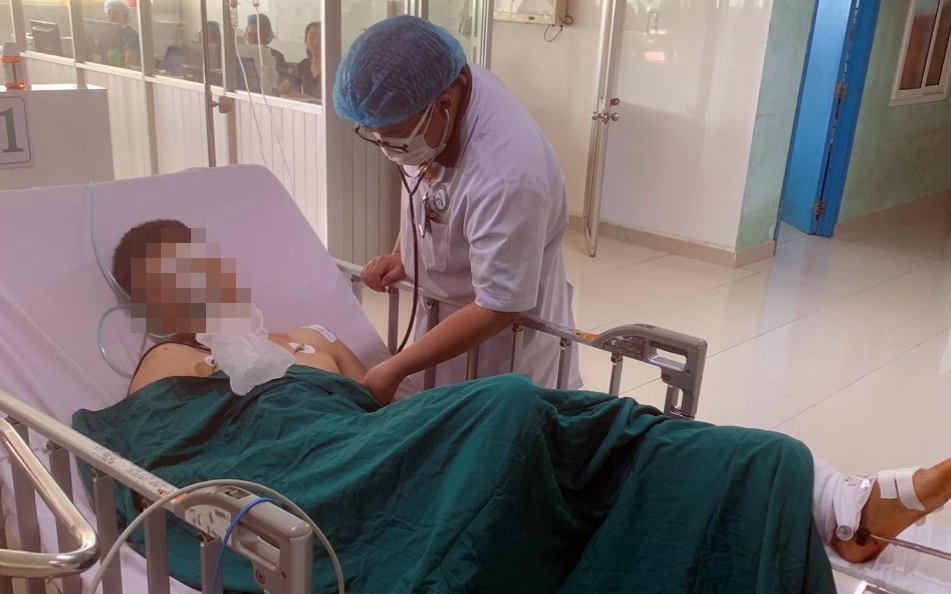 Thiếu niên 15 tuổi tông xe máy khiến một CSGT nguy kịch