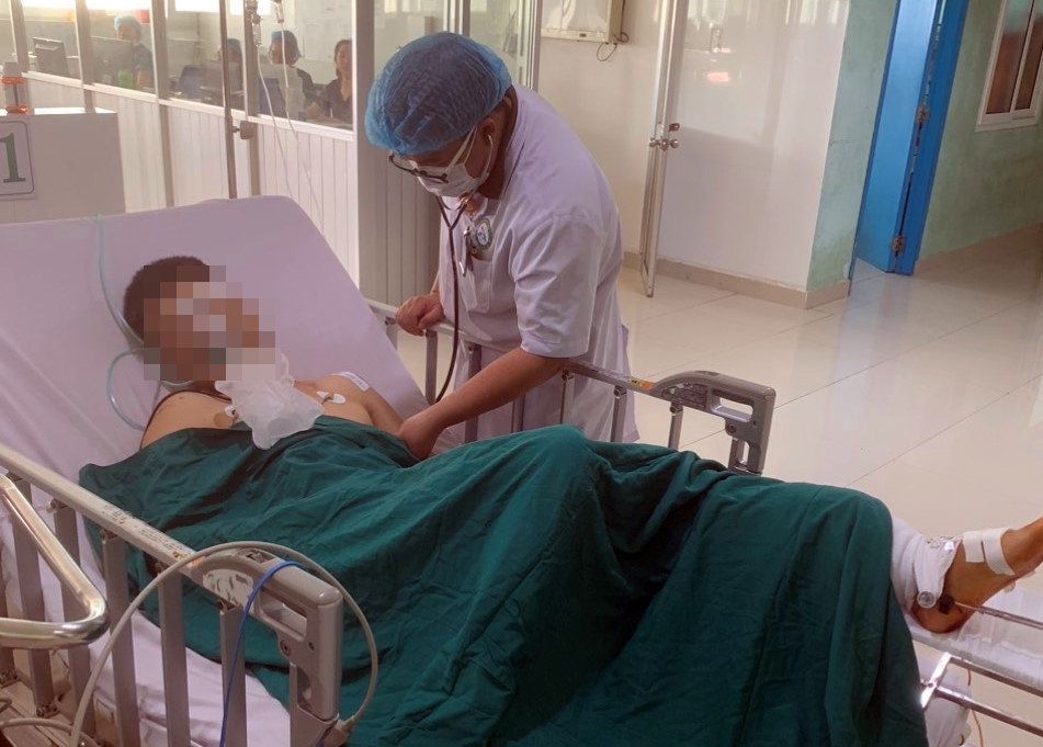 Thiếu ni&ecirc;n 15 tuổi t&ocirc;ng xe m&aacute;y khiến một CSGT nguy kịch- Ảnh 1.