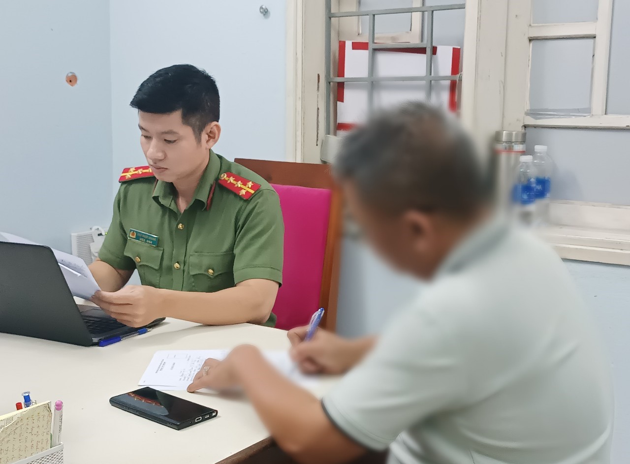 Bị xử l&yacute; v&igrave; h&oacute;ng hớt chuyện h&agrave;ng x&oacute;m rồi đăng l&ecirc;n TikTok- Ảnh 2.