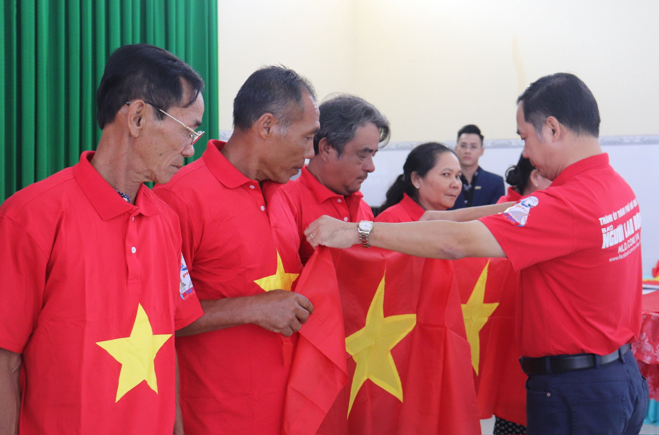 &Ocirc;ng Nguyễn Tố B&igrave;nh - Ủy vi&ecirc;n Ban Bi&ecirc;n tập, Ph&oacute; Tổng Thư k&yacute; T&ograve;a soạn B&aacute;o Người Lao Động - trao cờ Tổ quốc cho ngư d&acirc;n tỉnh Tr&agrave; Vinh Ảnh: KIM NG&Acirc;N