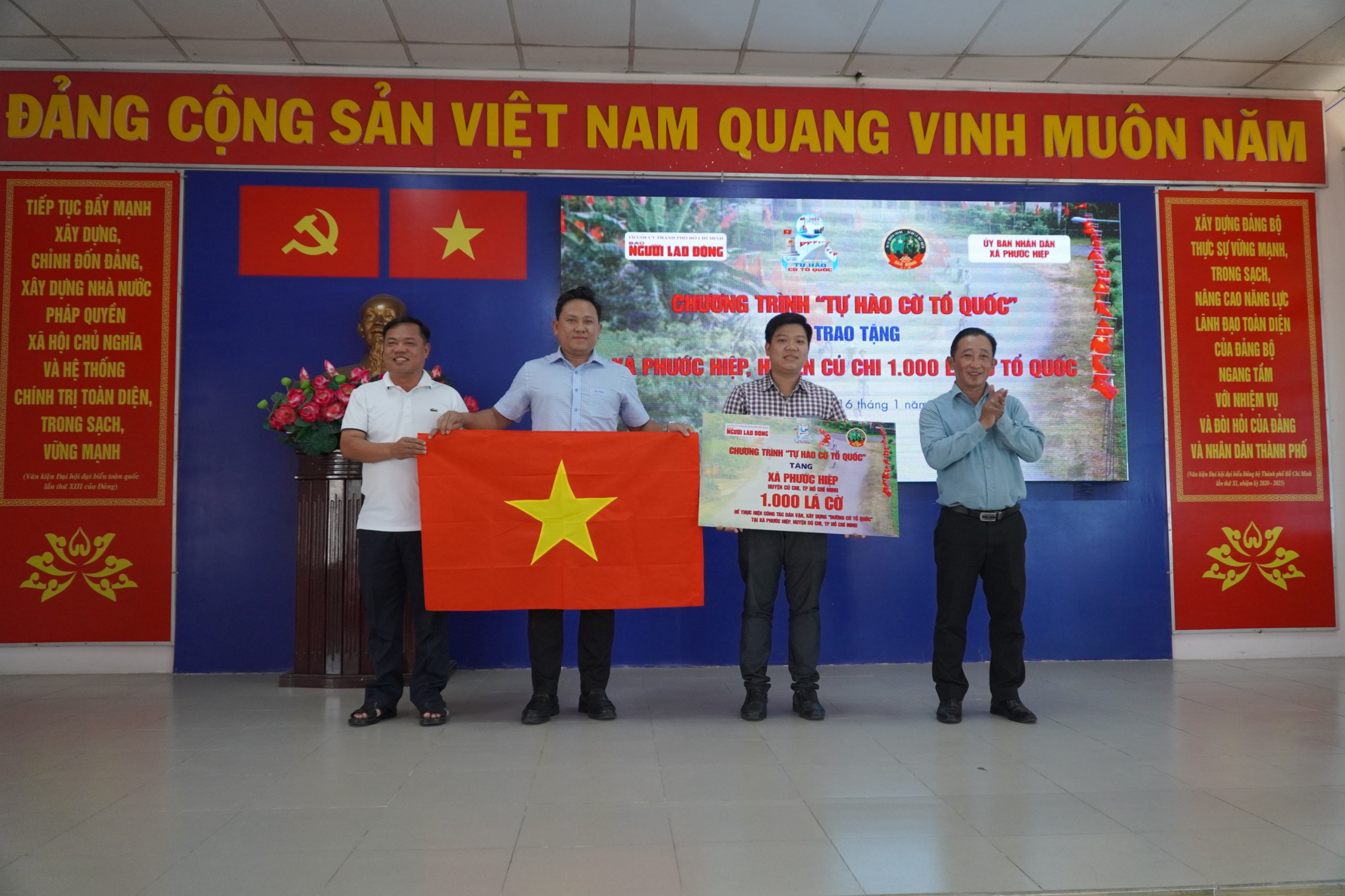 Rợp bóng cờ Tổ quốc trên tuyến hẻm vừa được nâng cấp- Ảnh 2.