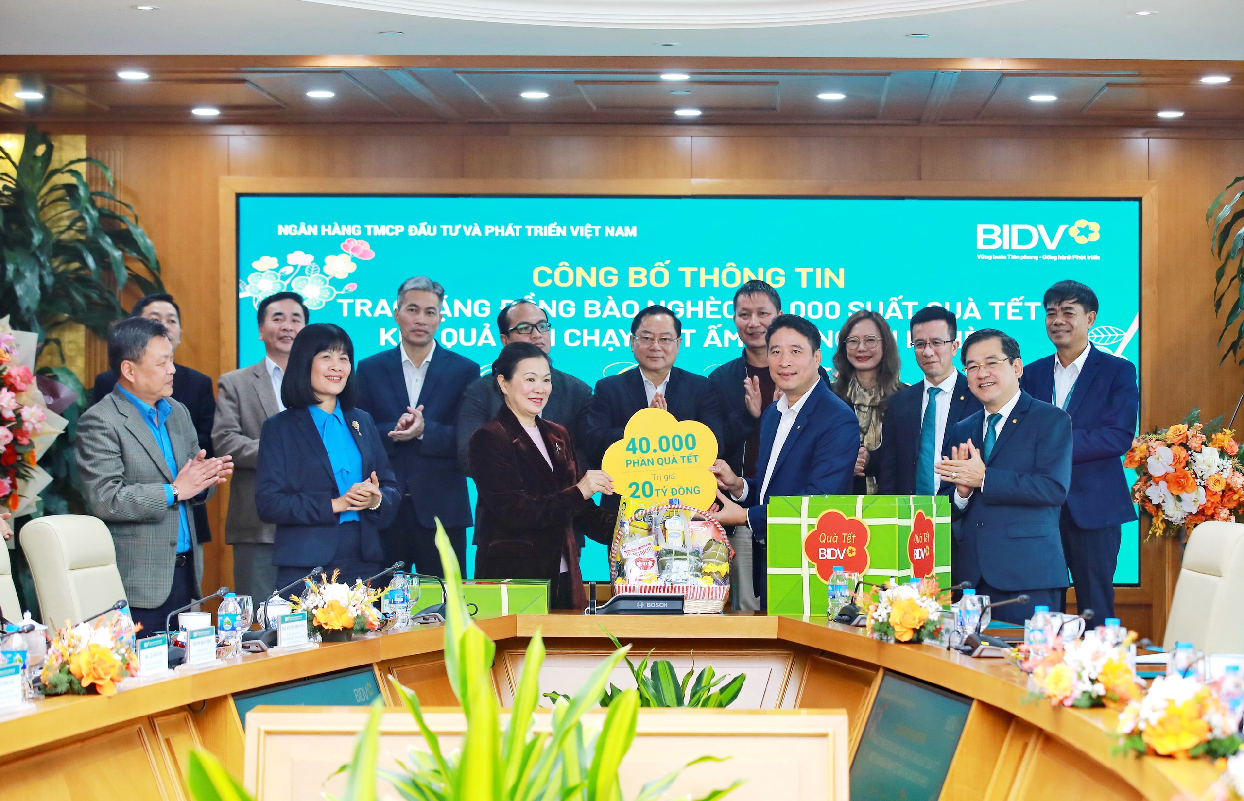 Ông Trần Phương - Phó Tổng Giám đốc, Chủ tịch Công đoàn BIDV và bà Trương Thị Ngọc Ánh - Phó Chủ tịch Ủy ban Trung ương Mặt trận Tổ quốc Việt Nam - trao biểu trưng quà Tết tặng đồng bào nghèo