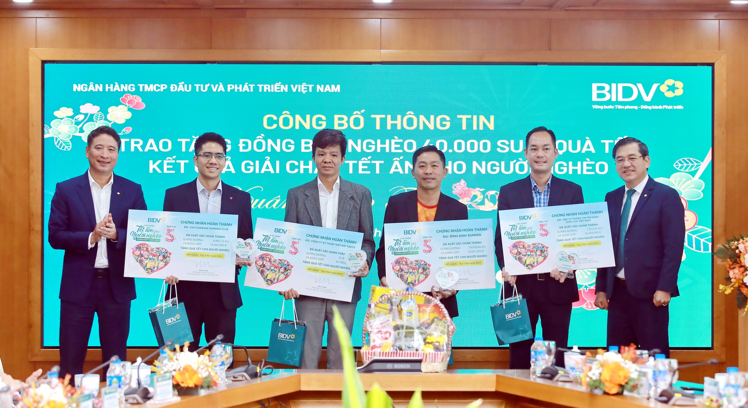 Lãnh đạo BIDV trao tặng các đội đạt thành tích cao của giải chạy "BIDVRun - Tết ấm cho người nghèo Xuân Giáp Thìn 2024"