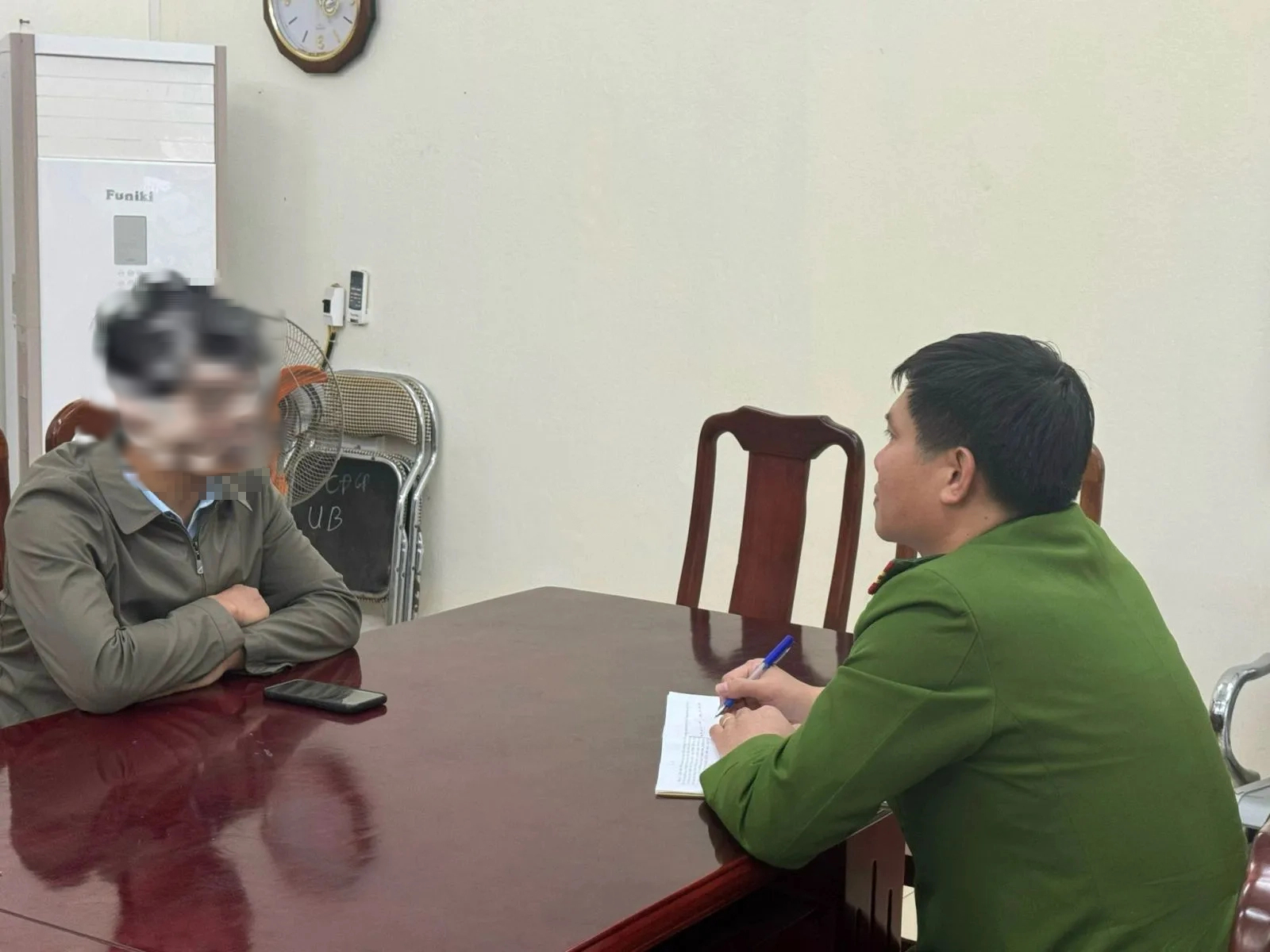Giả danh ph&oacute; gi&aacute;m đốc c&ocirc;ng an tỉnh Thanh H&oacute;a gọi điện đe dọa c&aacute;n bộ huyện- Ảnh 1.