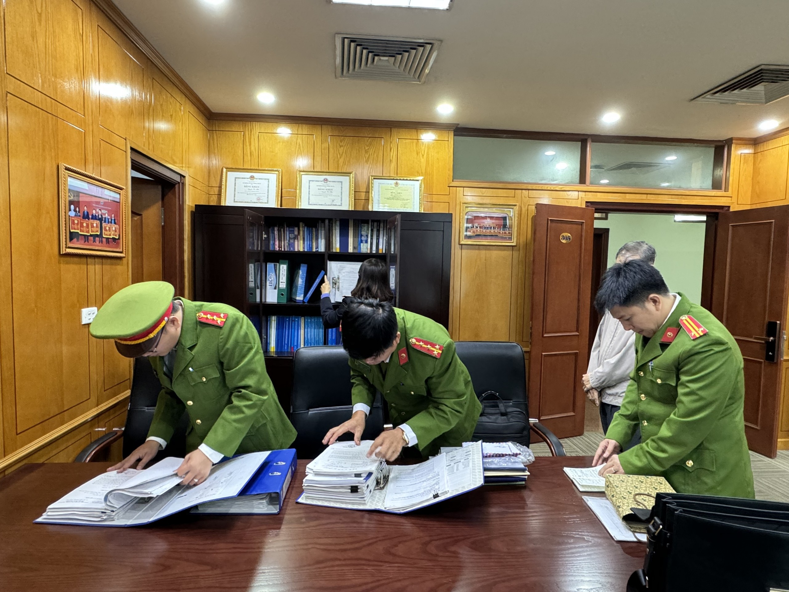 C&ocirc;ng an TP HCM bắt tạm giam Ph&oacute; Cục trưởng Cục Đăng kiểm Việt Nam- Ảnh 7.