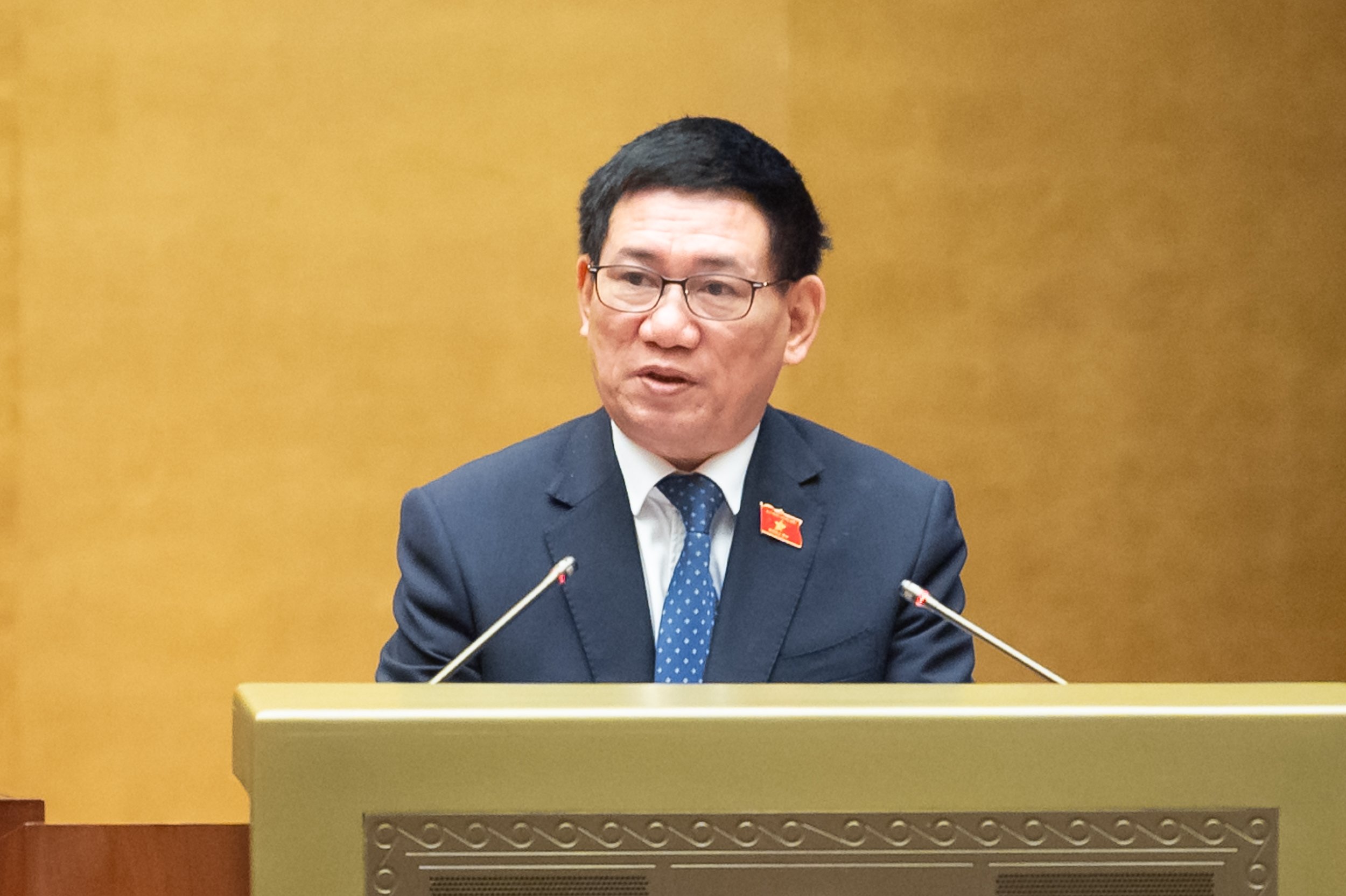 Bộ trưởng Bộ T&agrave;i ch&iacute;nh Hồ Đức Phớc tr&igrave;nh b&agrave;y tờ tr&igrave;nh của Ch&iacute;nh phủ về k&eacute;o điện ra C&ocirc;n Đảo