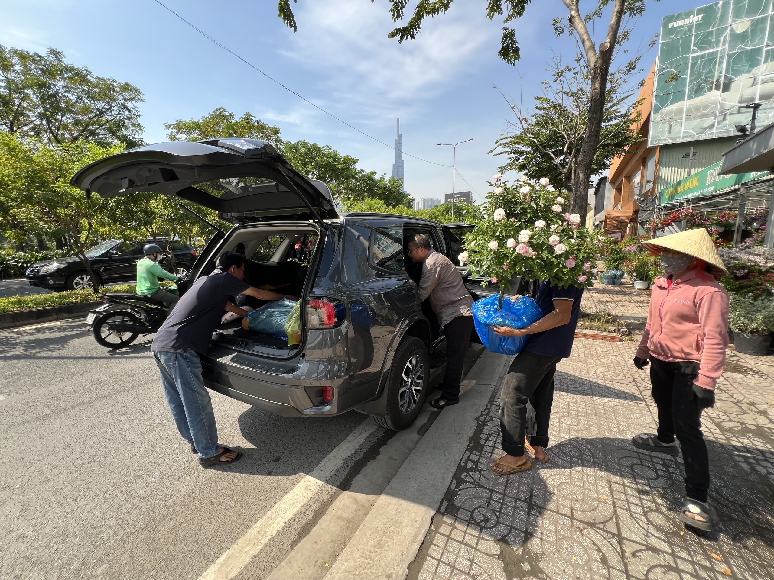Hoa kiểng Tết tràn ra đường, giá dễ chịu - Ảnh 8.