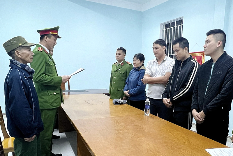 Bắt giữ 7 đối tượng đánh bạc ở Quảng Bình- Ảnh 1.