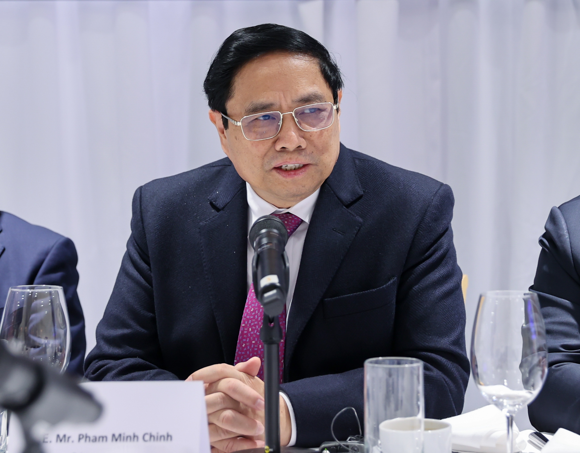 Thủ tướng chủ tr&igrave; tọa đ&agrave;m với doanh nghiệp to&agrave;n cầu về AI, chip b&aacute;n dẫn- Ảnh 4.