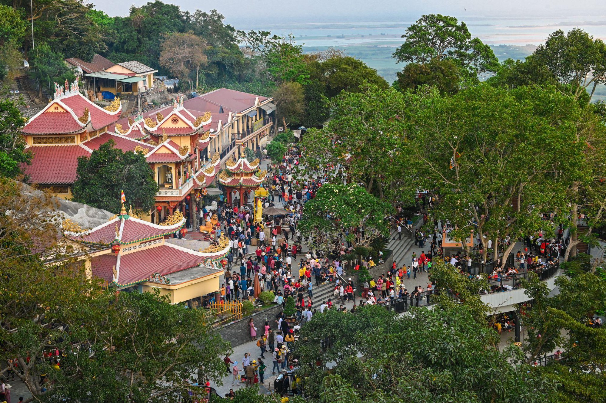 Những khoảnh khắc thiêng liêng trong mùa lễ tạ cuối năm tại núi Bà Đen, Tây Ninh- Ảnh 1.