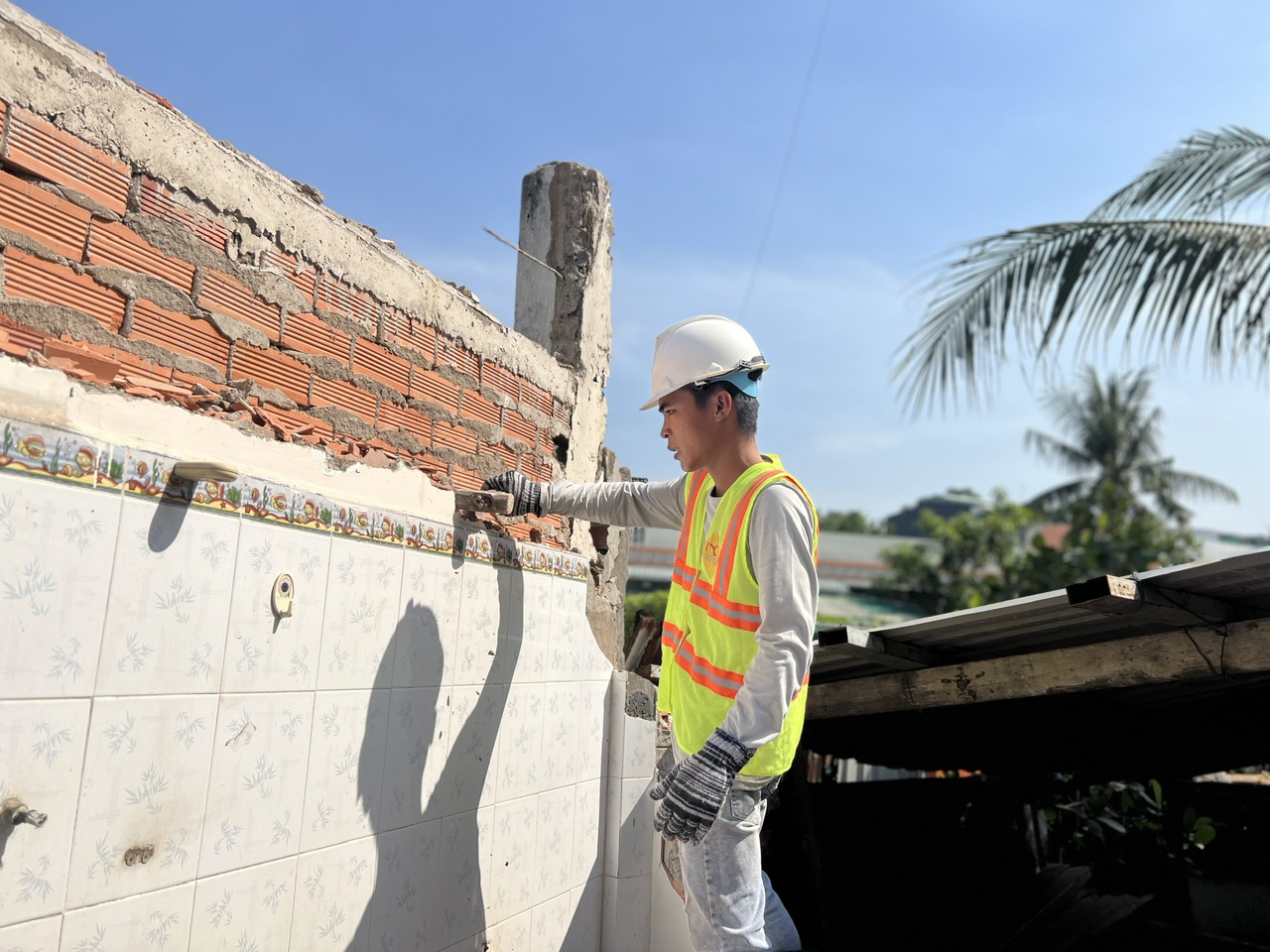 Vụ thi c&ocirc;ng cống tho&aacute;t nước l&agrave;m nứt tường: Người d&acirc;n được sửa nh&agrave; đ&oacute;n Tết- Ảnh 2.