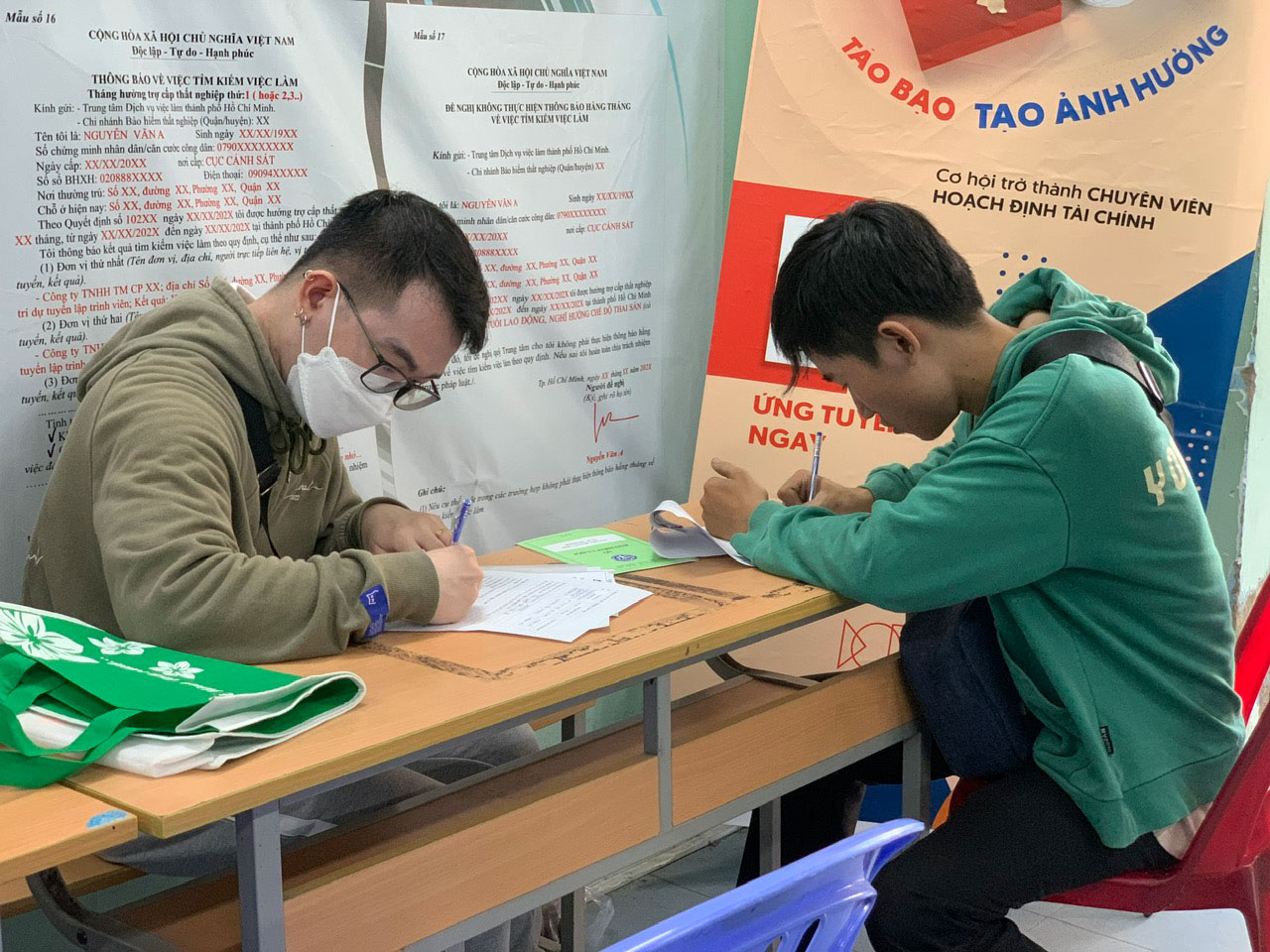 Người lao động l&agrave;m hồ sơ nhận trợ cấp thất nghiệp tại Trung t&acirc;m Dịch vụ Việc l&agrave;m TP HCM, th&aacute;ng 11-2023