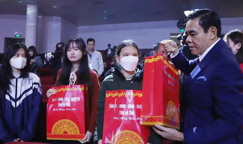 H&agrave; Tĩnh: 4.881 suất qu&agrave; tết đến với người ngh&egrave;o trong dịp Tết- Ảnh 2.