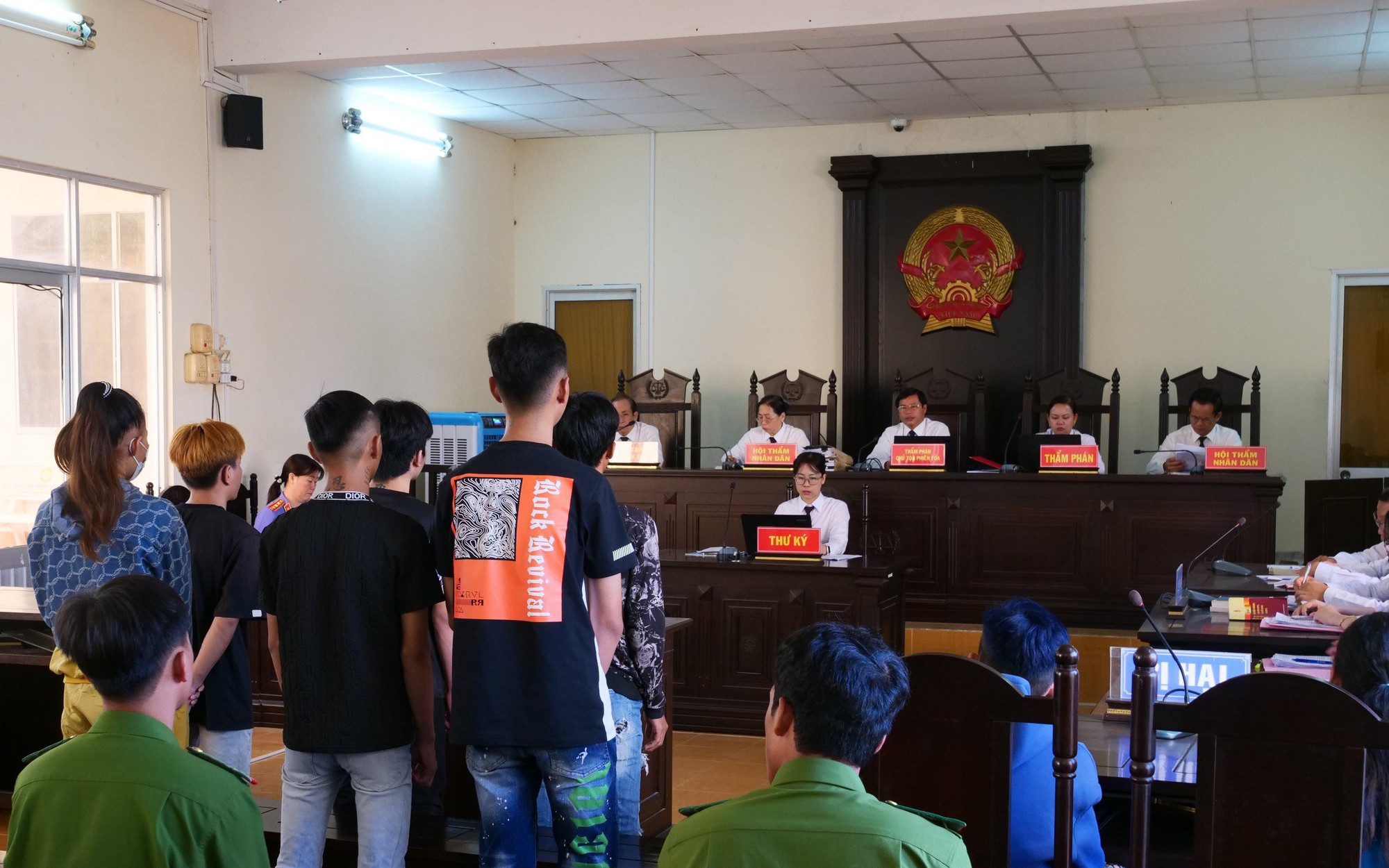 Xét xử nhóm người chém gã đàn ông qua phòng trọ sờ đùi phụ nữ