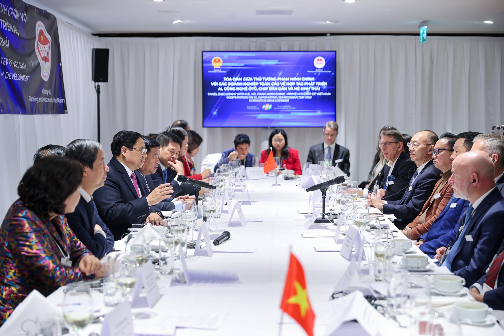 Thủ tướng chủ tr&igrave; tọa đ&agrave;m với doanh nghiệp to&agrave;n cầu về AI, chip b&aacute;n dẫn- Ảnh 1.