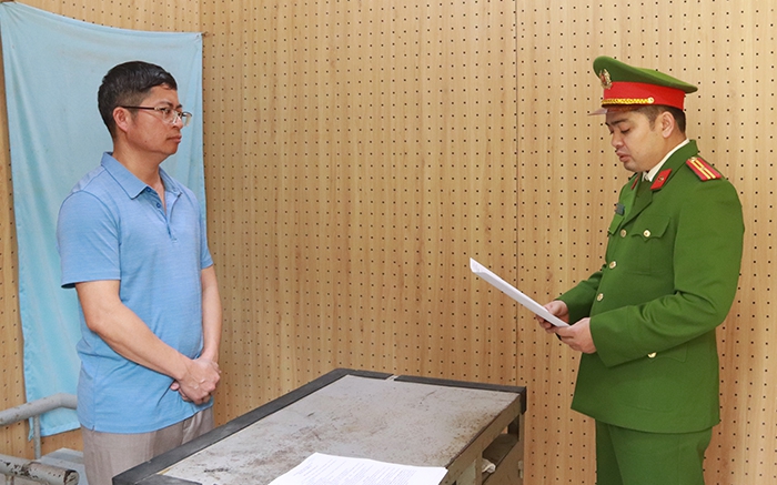 Một cựu chủ tịch huyện bị khởi tố