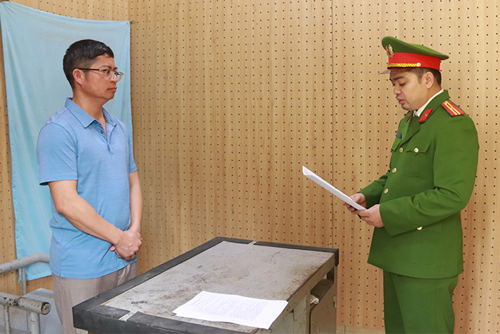 Một cựu chủ tịch huyện bị khởi tố- Ảnh 1.