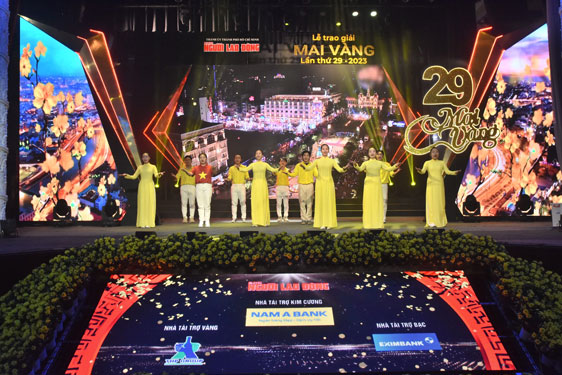 C&aacute;c nghệ sĩ, diễn vi&ecirc;n tổng duyệt chương tr&igrave;nh lễ trao Giải Mai V&agrave;ng lần thứ 29 - 2023 tại Nh&agrave; h&aacute;t TP HCM v&agrave;o chiều 17-1Ảnh: TẤN THẠNH