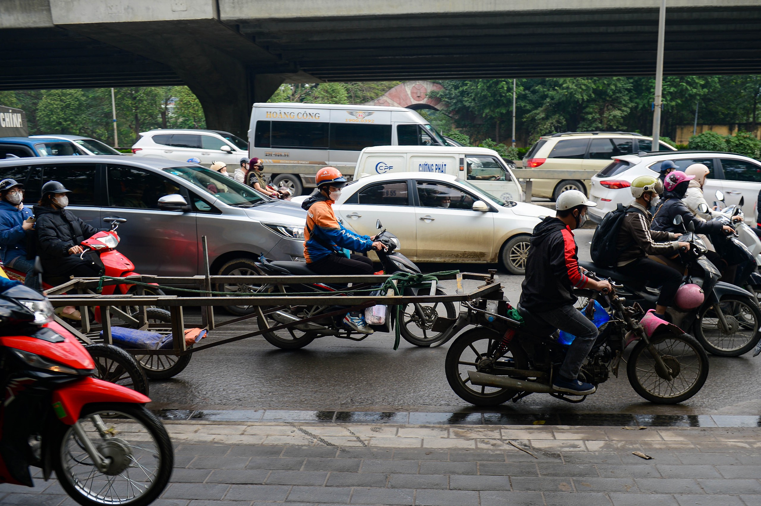 Xe tự chế cồng kềnh "tung ho&agrave;nh" tr&ecirc;n đường phố H&agrave; Nội- Ảnh 1.