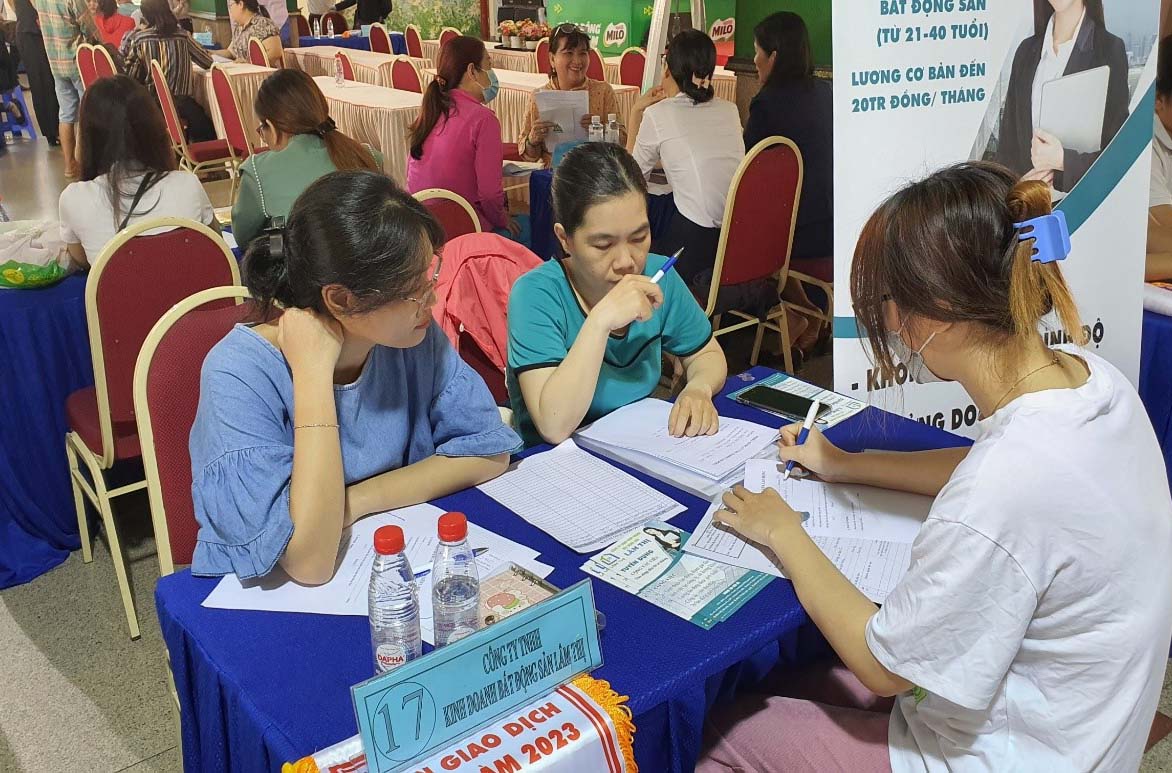 Doanh nghiệp phỏng vấn ứng vi&ecirc;n tại s&agrave;n giao dịch việc l&agrave;m do Trung t&acirc;m Dịch vụ việc l&agrave;m TP HCM tổ chức