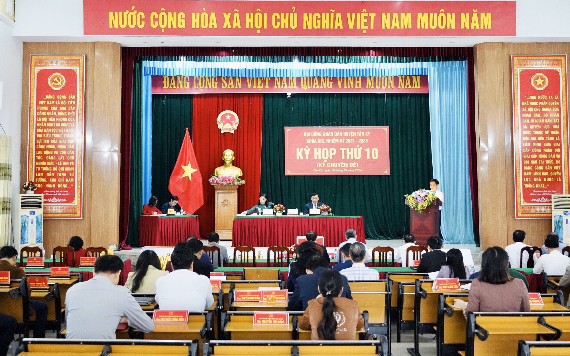 Một phó chủ tịch huyện bị miễn nhiệm vì có nhiều phiếu tín nhiệm thấp