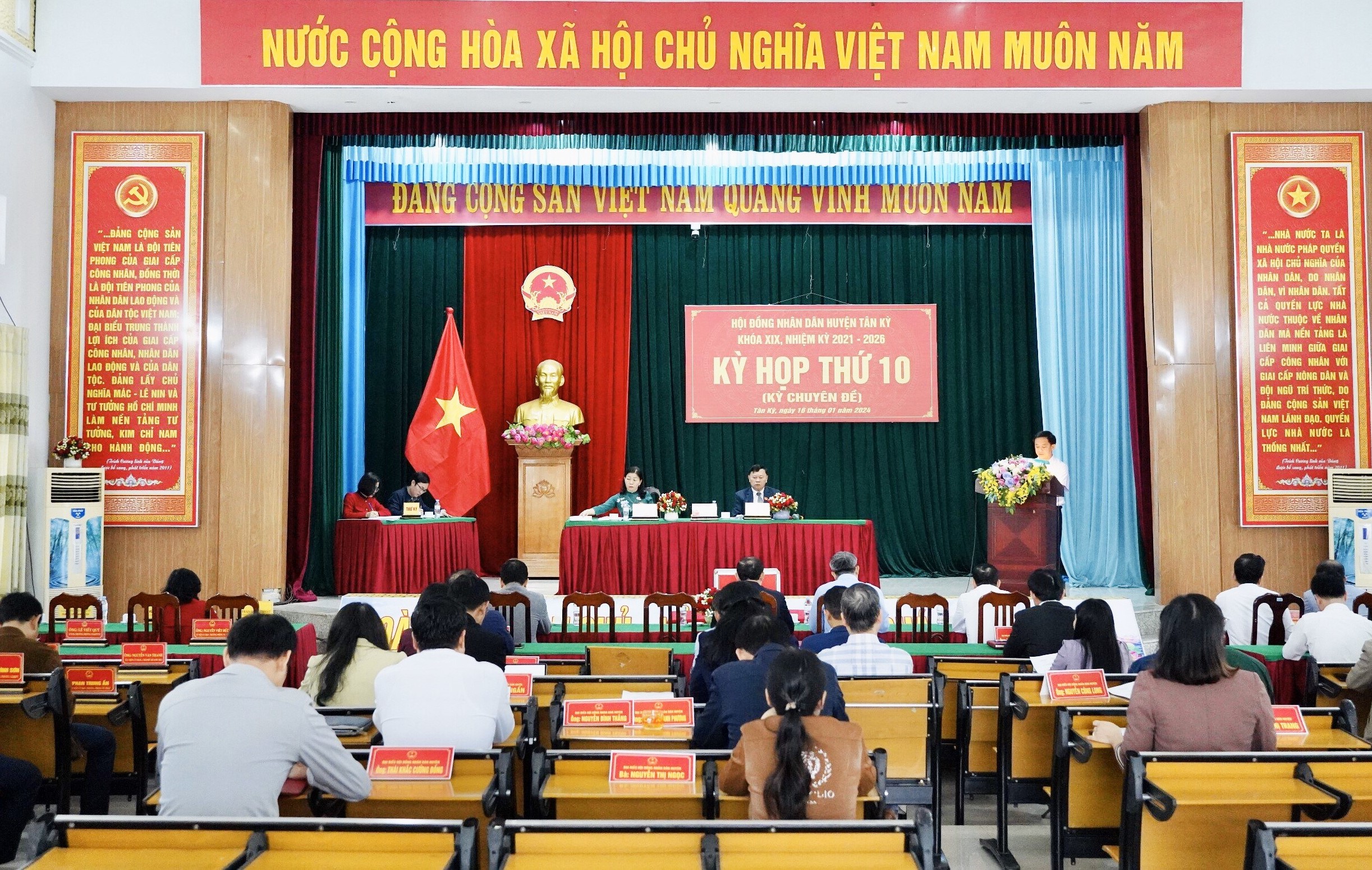 Một phó chủ tịch huyện bị miễn nhiệm vì có nhiều phiếu tín nhiệm thấp- Ảnh 1.