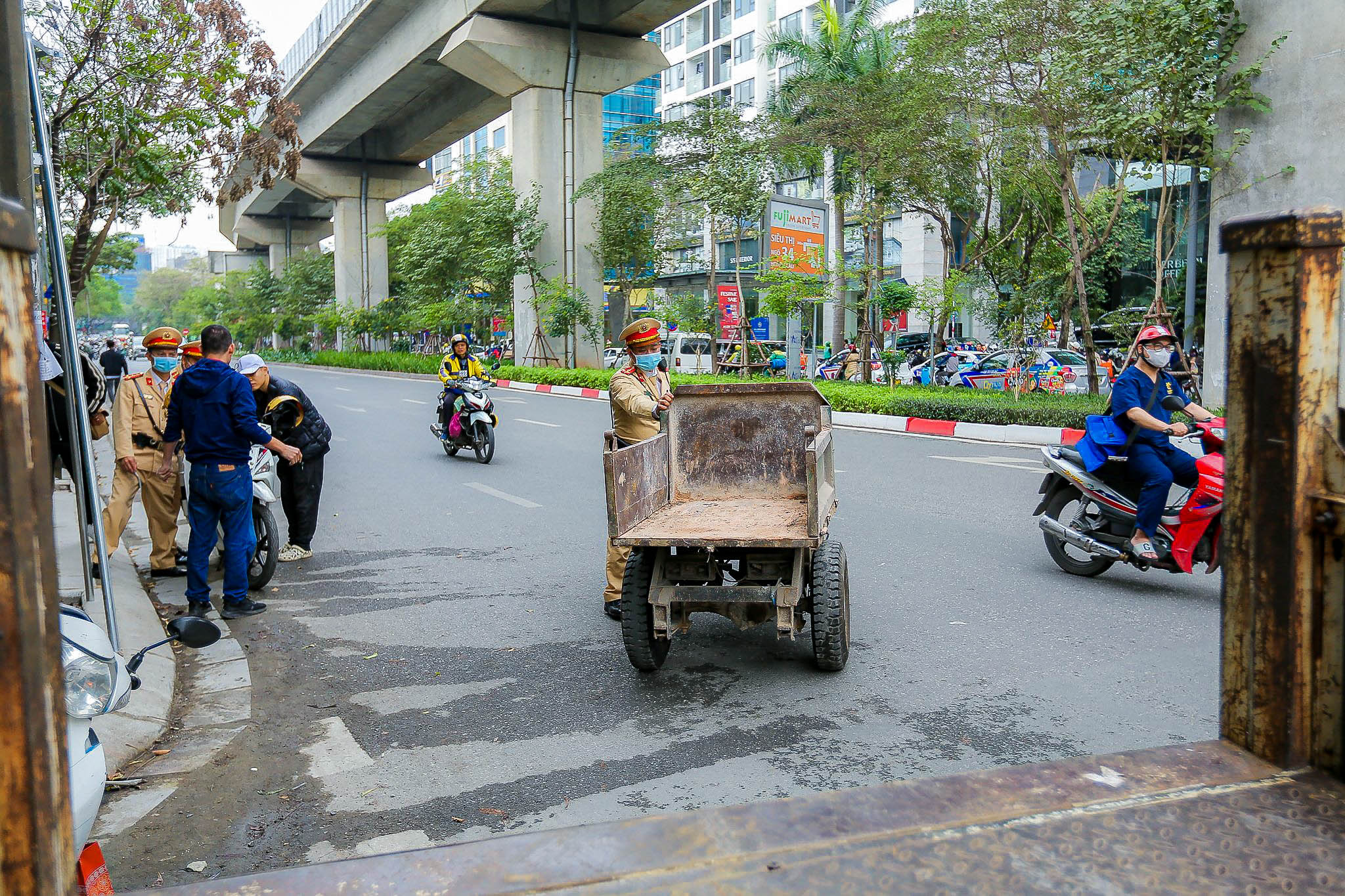 Xe tự chế cồng kềnh "tung ho&agrave;nh" tr&ecirc;n đường phố H&agrave; Nội- Ảnh 11.