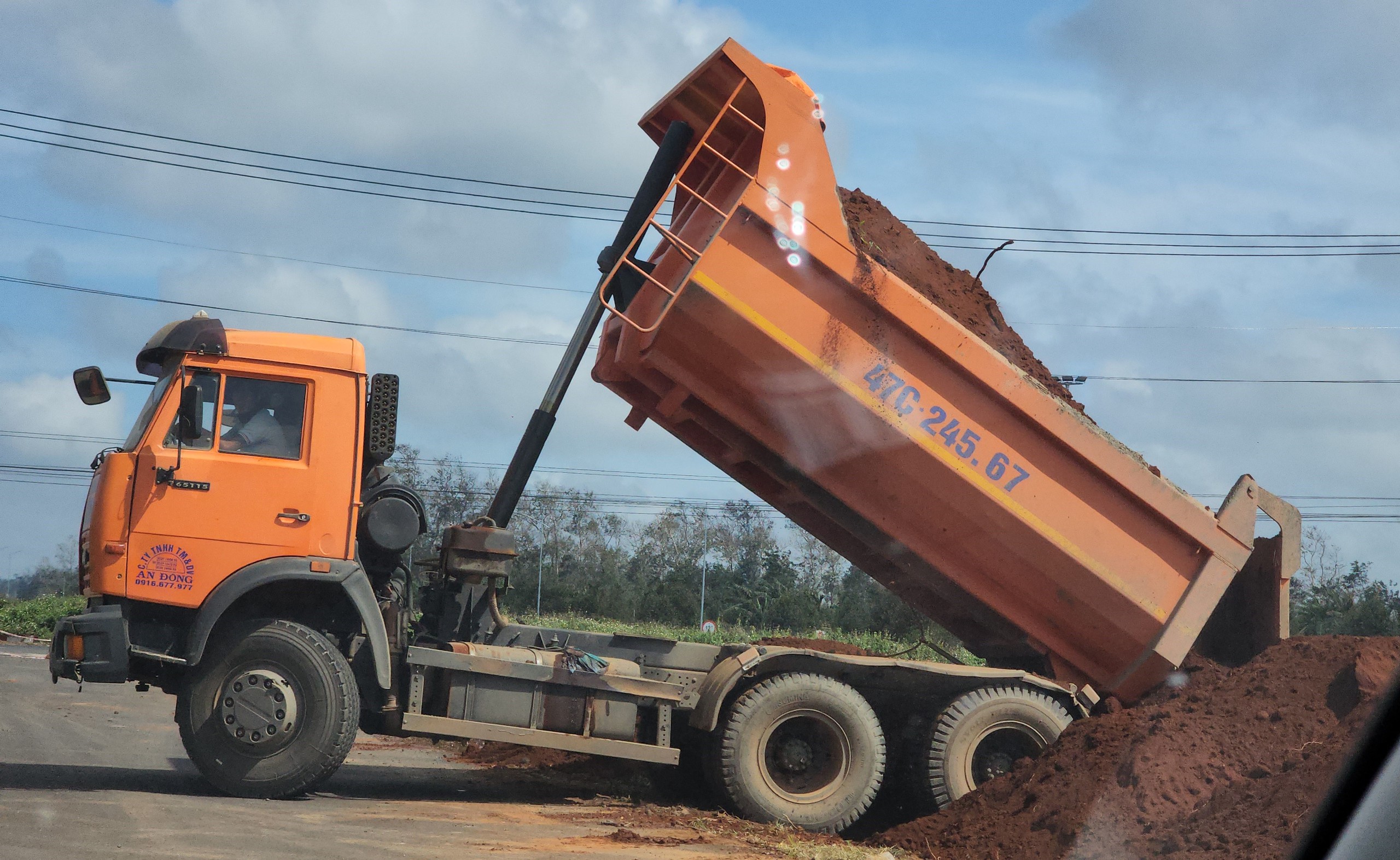 Khó hiểu việc chở đất từ dự án đường cao tốc sang dự án khác- Ảnh 3.