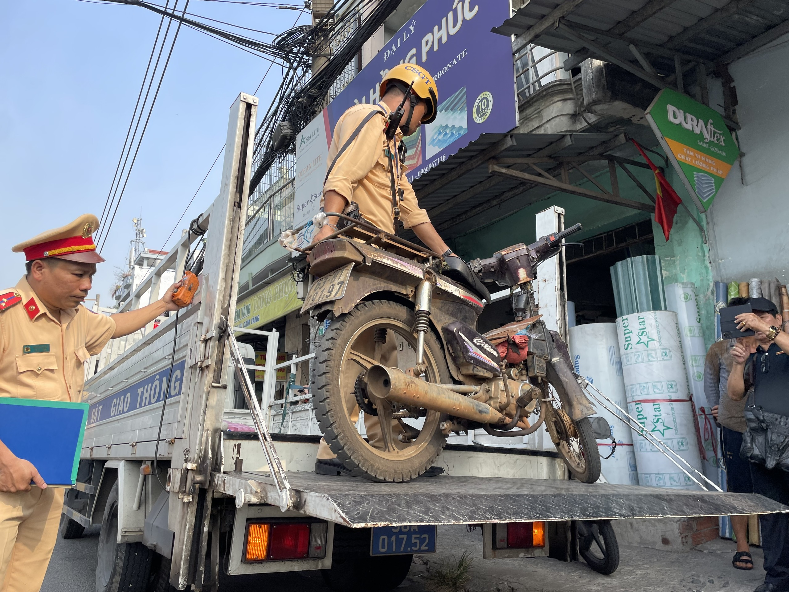 Choáng với xe "mù" ở TP HCM- Ảnh 4.