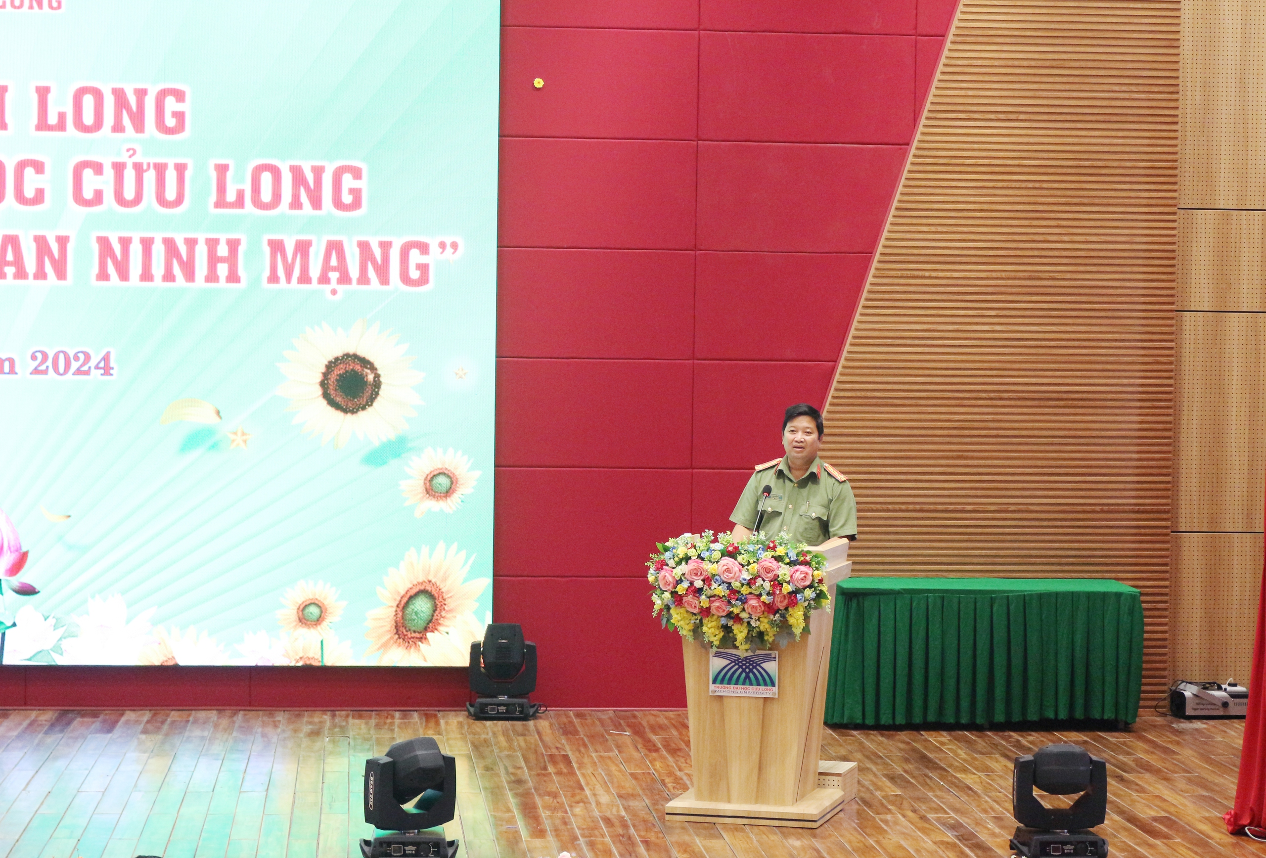 Trường ĐH Cửu Long tổ chức hội nghị tuy&ecirc;n truyền về Luật An ninh mạng- Ảnh 4.