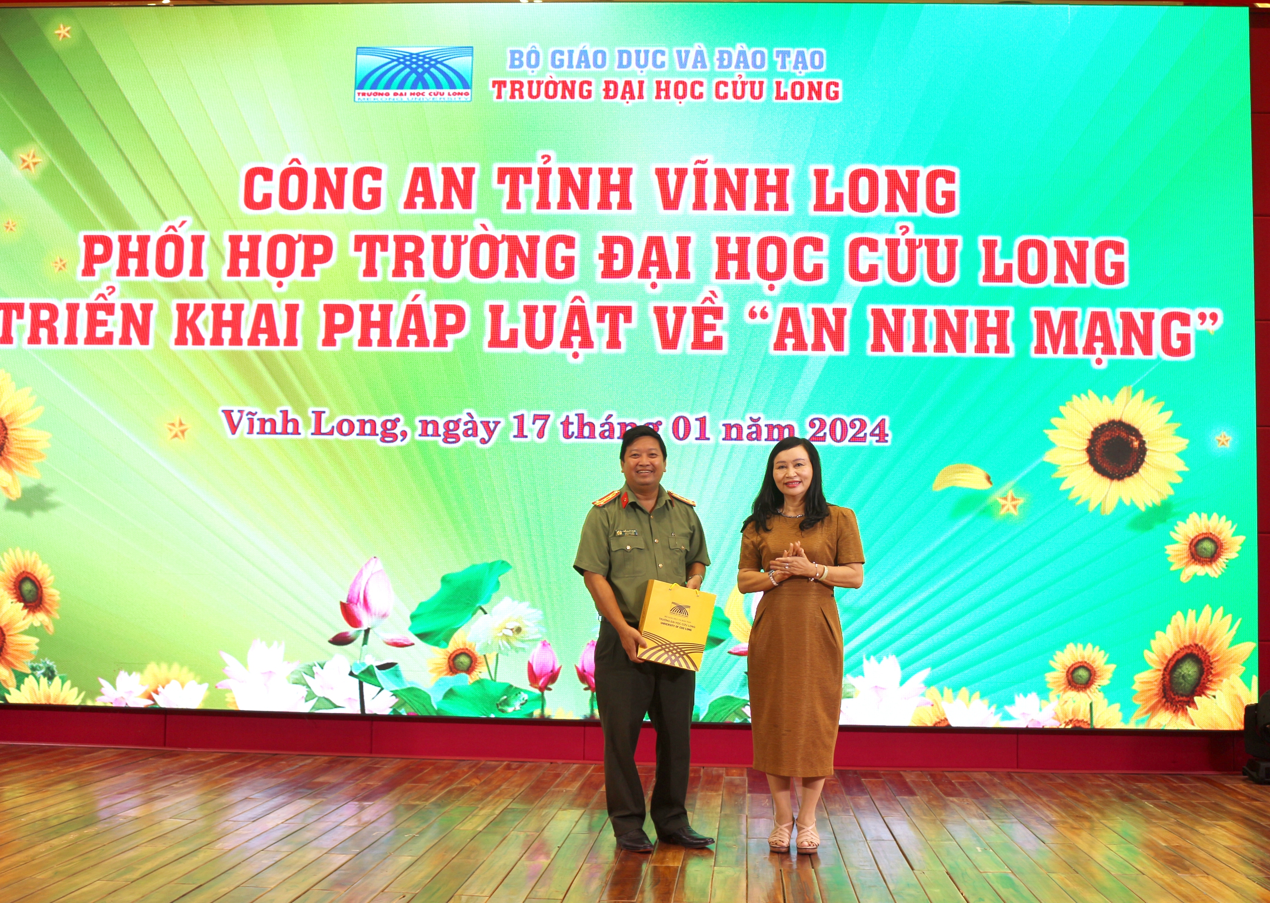 Trường ĐH Cửu Long tổ chức hội nghị tuy&ecirc;n truyền về Luật An ninh mạng- Ảnh 5.