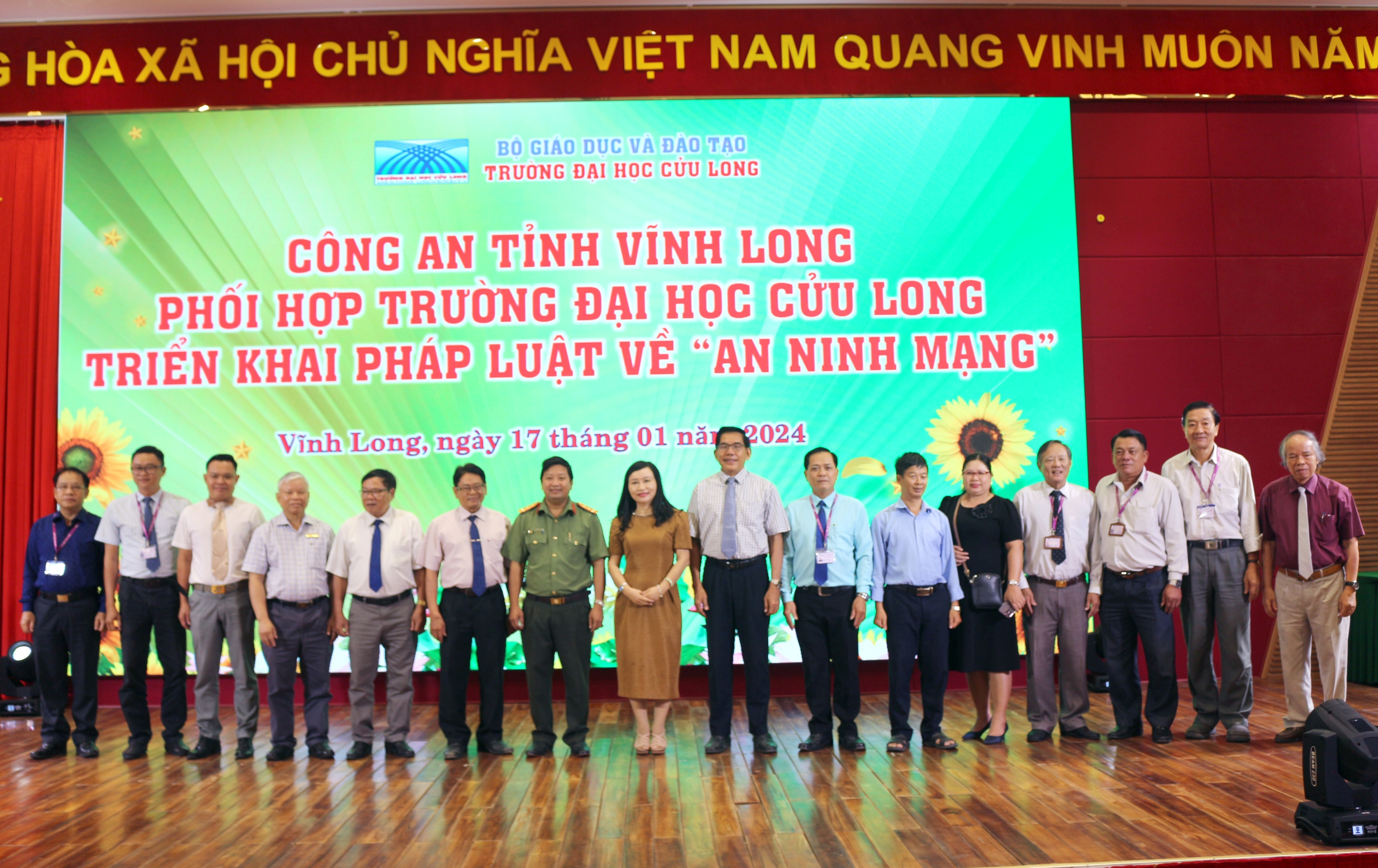 Trường ĐH Cửu Long tổ chức hội nghị tuy&ecirc;n truyền về Luật An ninh mạng- Ảnh 6.