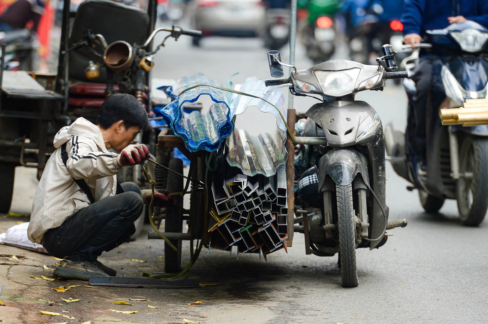 Xe tự chế cồng kềnh "tung ho&agrave;nh" tr&ecirc;n đường phố H&agrave; Nội- Ảnh 5.