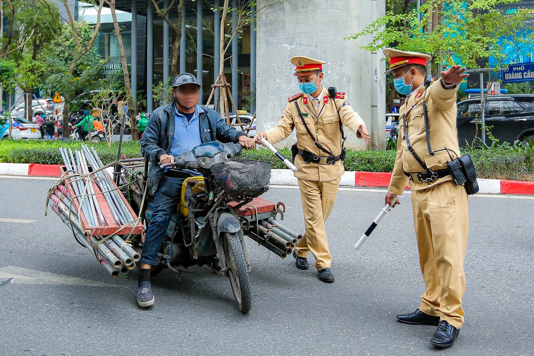 Xe tự chế cồng kềnh "tung ho&agrave;nh" tr&ecirc;n đường phố H&agrave; Nội- Ảnh 6.