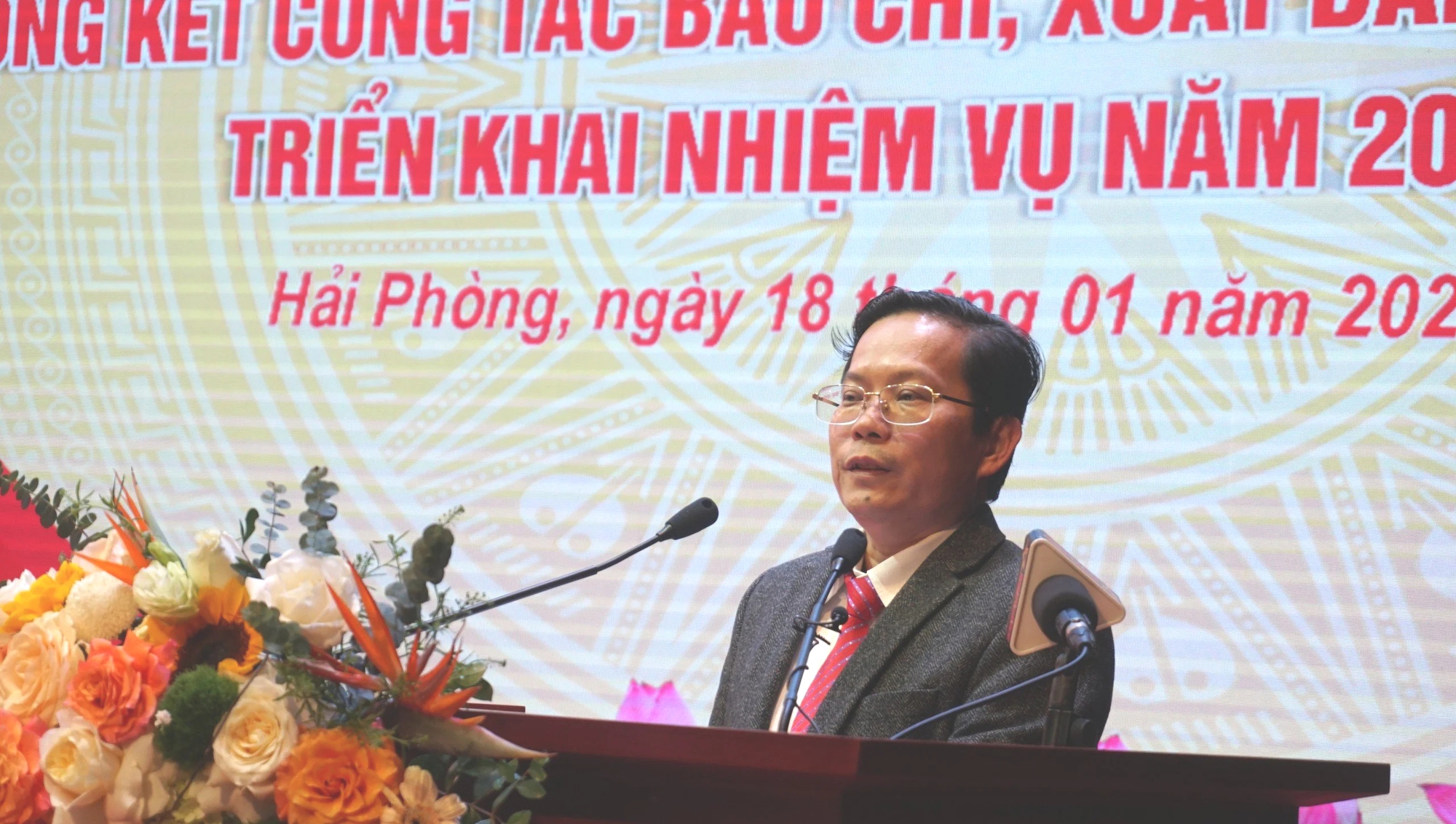Tổng Bi&ecirc;n tập B&aacute;o Người Lao Động nhận bằng khen của Bộ trưởng Bộ Quốc ph&ograve;ng- Ảnh 2.