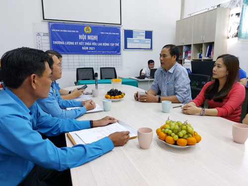 C&aacute;n bộ C&ocirc;ng đo&agrave;n thương lượng, k&yacute; kết thỏa ước tại một doanh nghiệp ở quận B&igrave;nh T&acirc;n, TP HCM