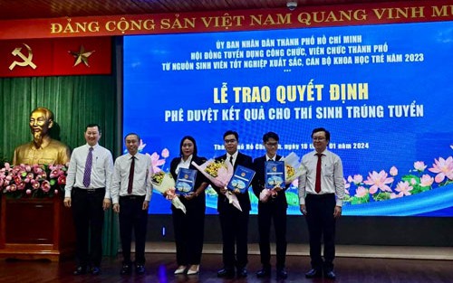 Những viên chức đầu tiên từ nguồn sinh viên xuất sắc

