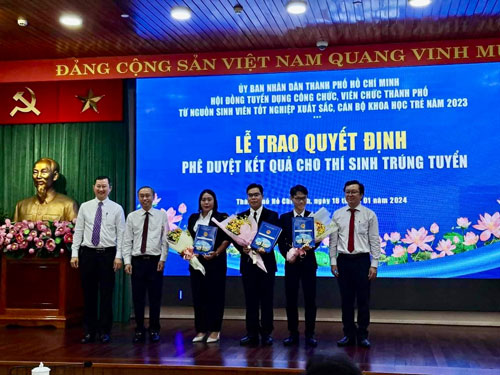 Lễ trao quyết định cho th&iacute; sinh tr&uacute;ng tuyển đơn vị Sở GD-ĐT TP HCM