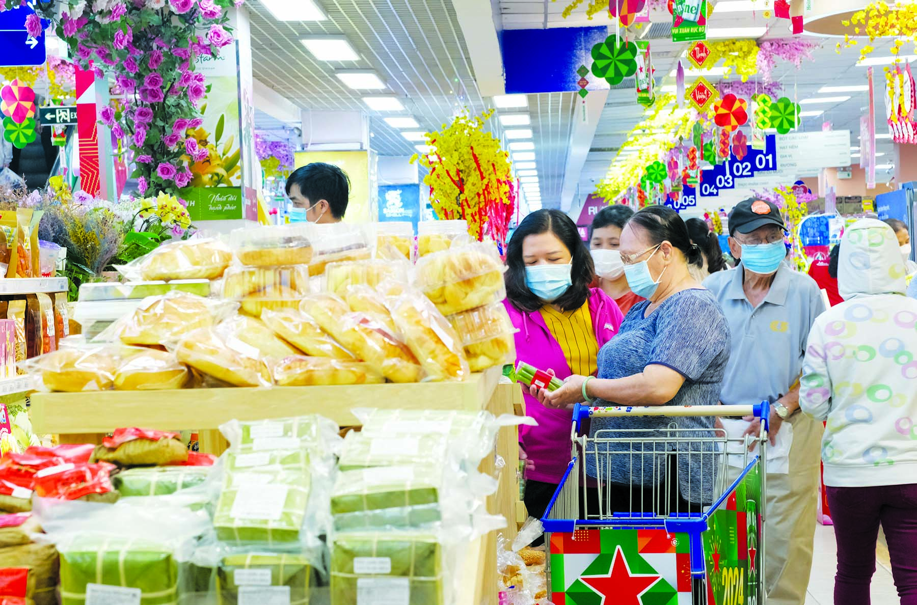 Kh&aacute;ch h&agrave;ng y&ecirc;n t&acirc;m đến Co.opmart, Co.opXtra sắm h&agrave;ng Tết phong ph&uacute; với gi&aacute; giảm s&acirc;u