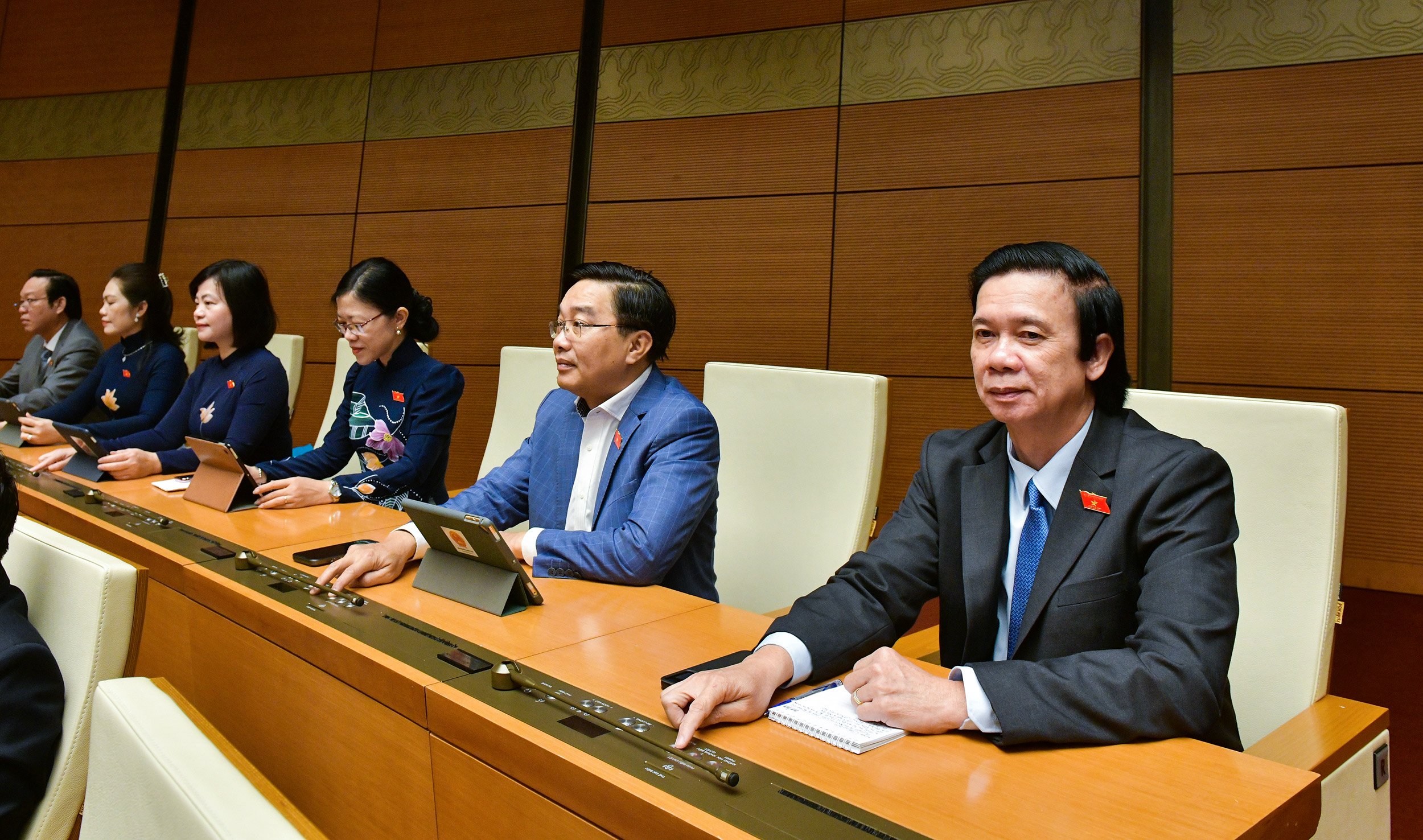 450/477 đại biểu t&aacute;n th&agrave;nh th&ocirc;ng qua Luật C&aacute;c tổ chức t&iacute;n dụng- Ảnh 1.