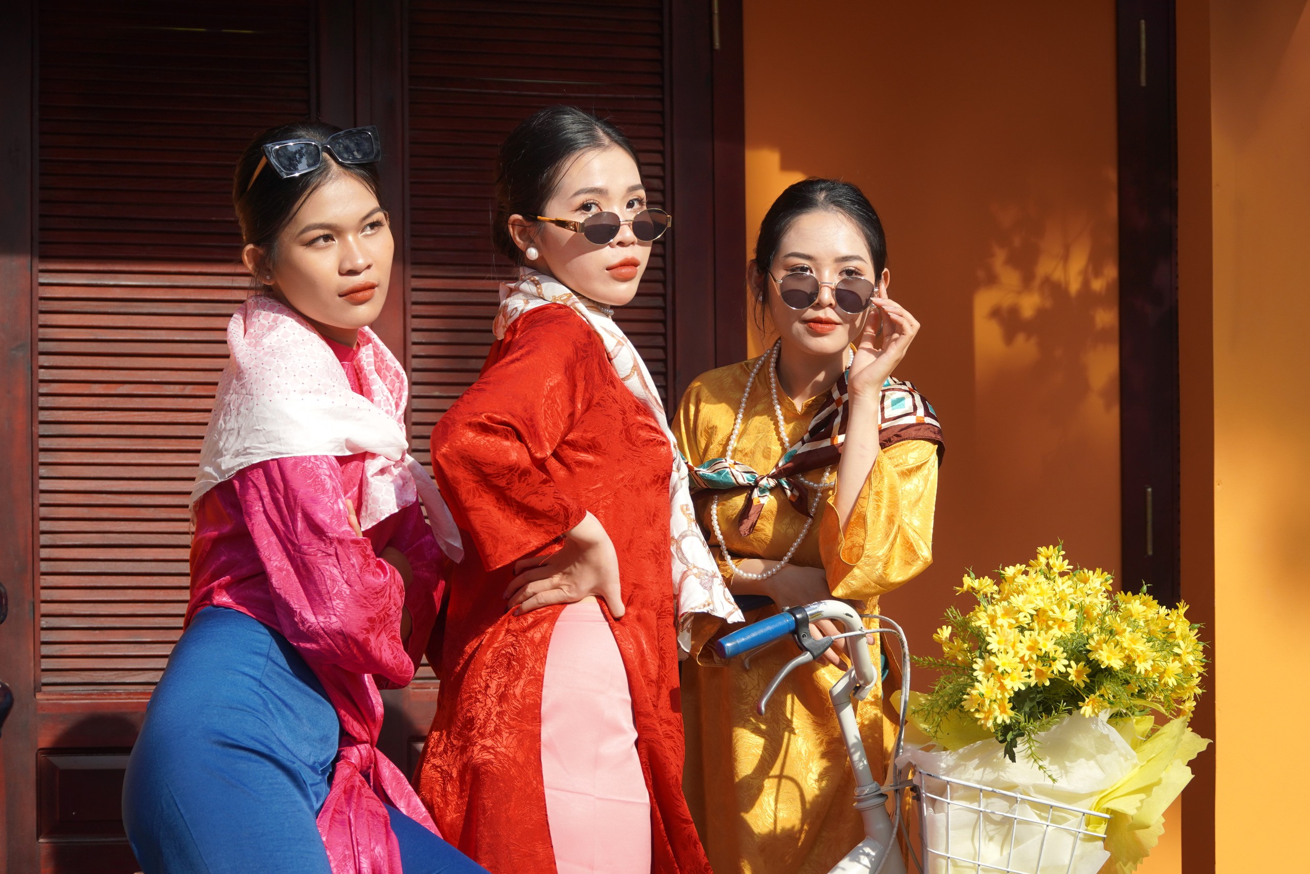 Hàng trăm "nàng thơ" xúng xính áo dài xuống phố chụp ảnh Tết- Ảnh 2.