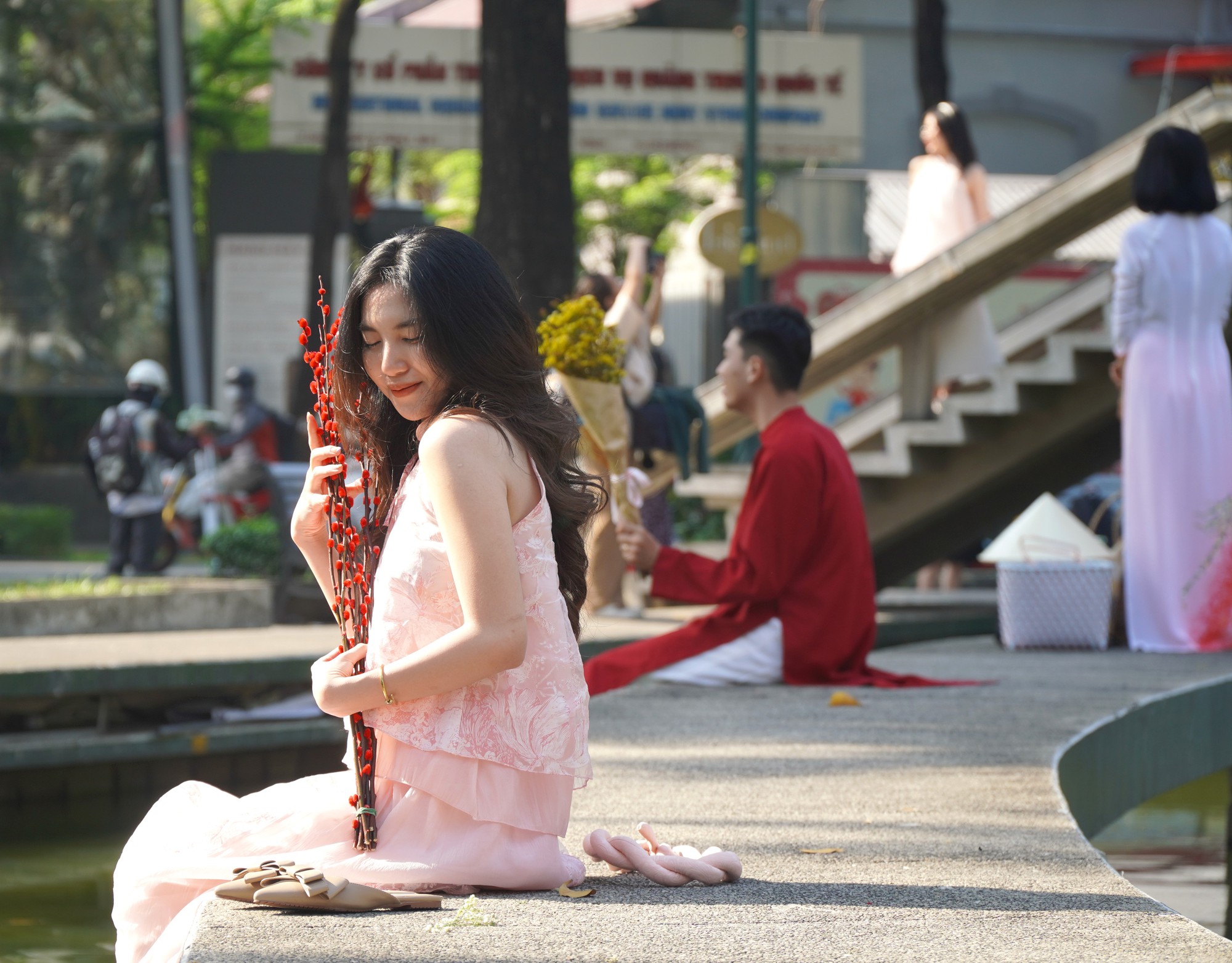 Hàng trăm "nàng thơ" xúng xính áo dài xuống phố chụp ảnh Tết- Ảnh 5.