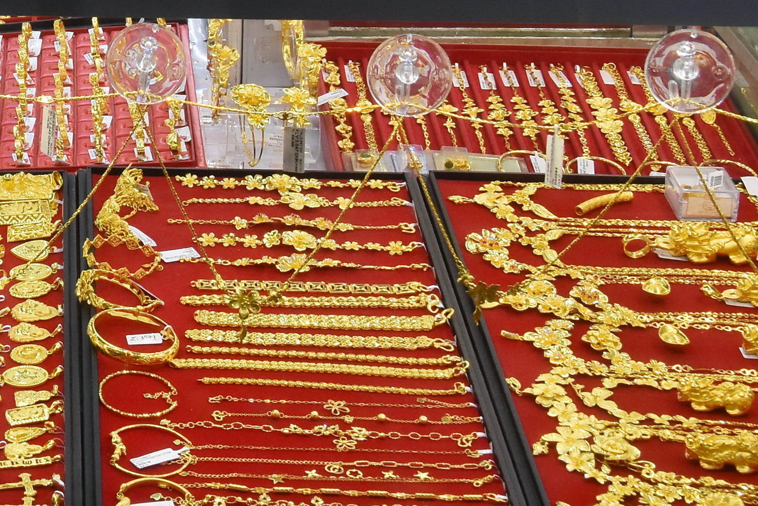 Gi&aacute; v&agrave;ng nhẫn 24K lao dốc mạnh- Ảnh 1.