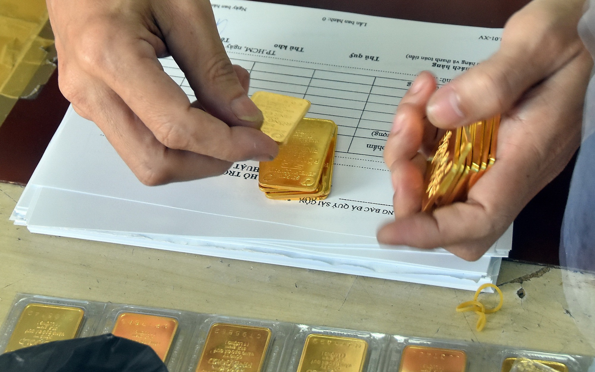 Cuối ngày 18-1, giá vàng SJC bất ngờ tăng mạnh