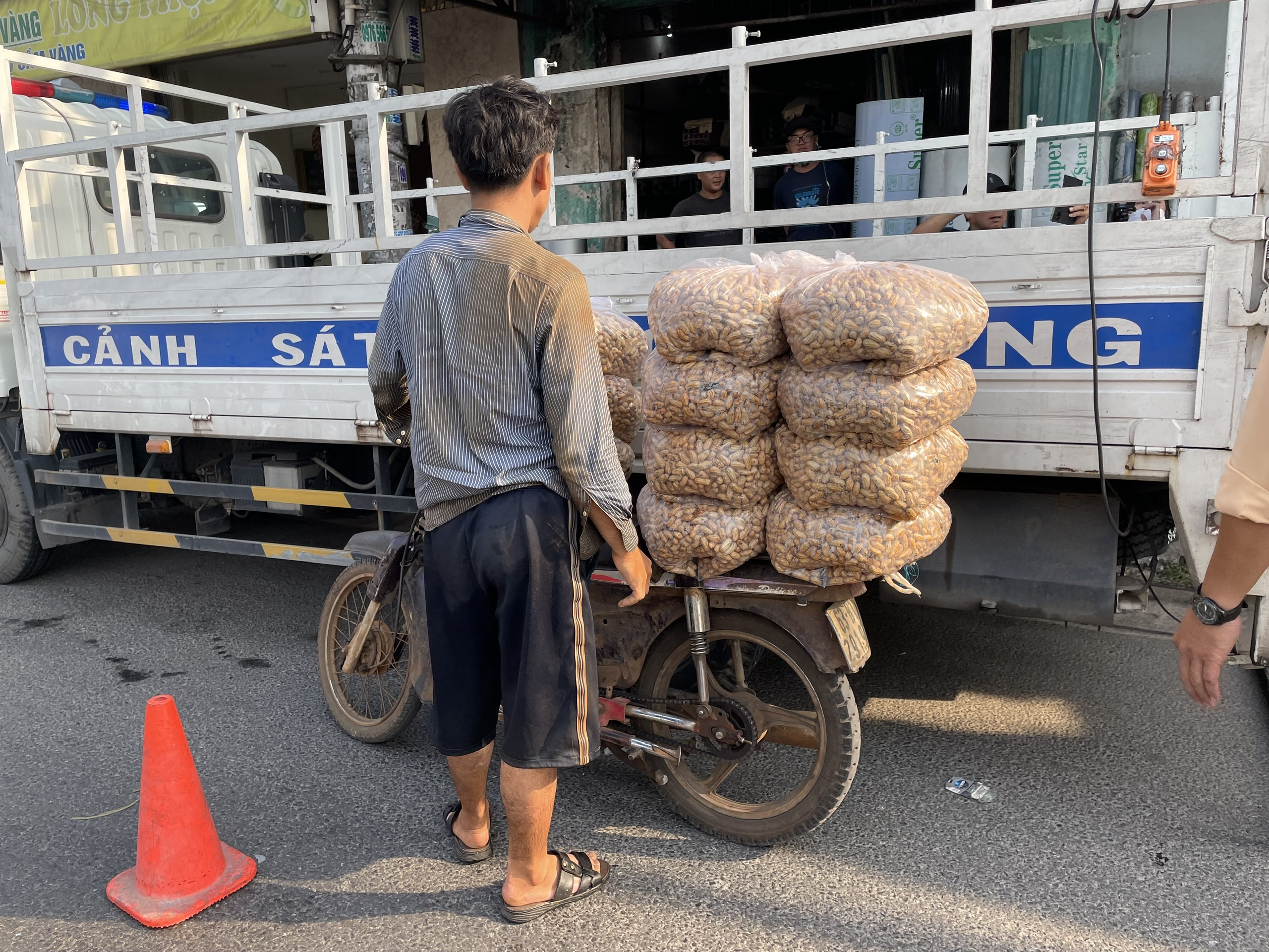 Choáng với xe "mù" ở TP HCM- Ảnh 5.