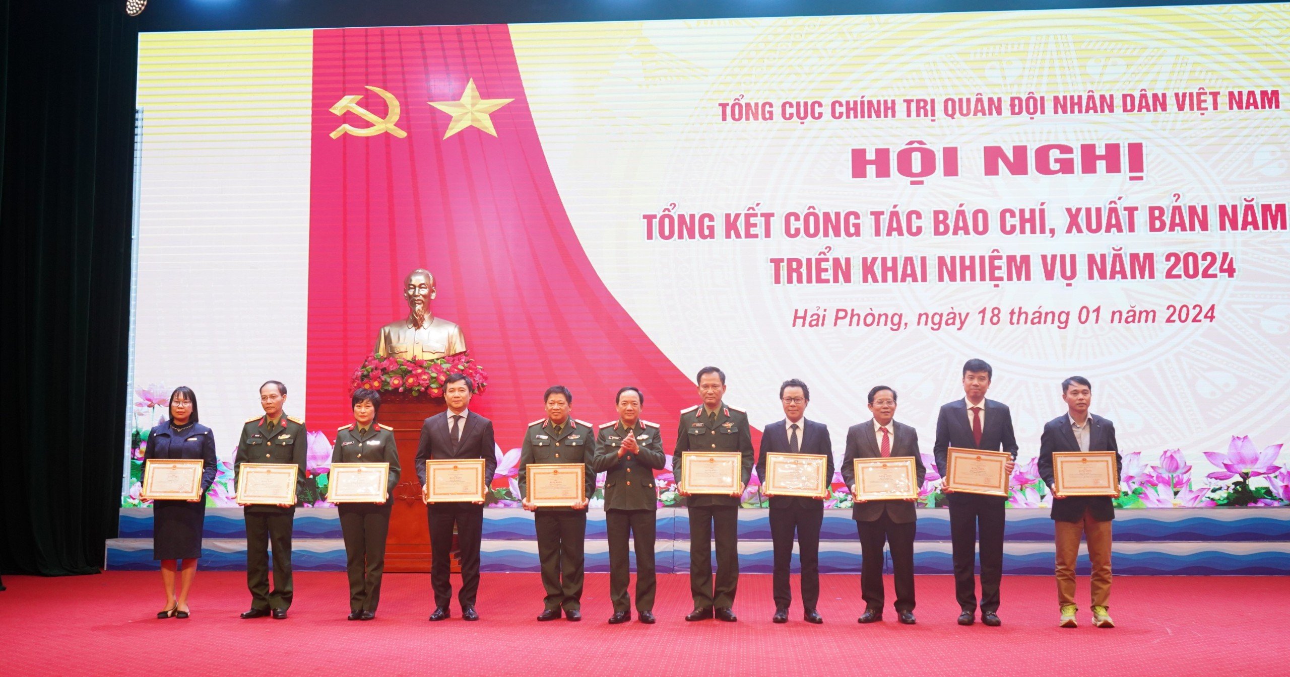 Tổng Bi&ecirc;n tập B&aacute;o Người Lao Động nhận bằng khen của Bộ trưởng Bộ Quốc ph&ograve;ng- Ảnh 1.