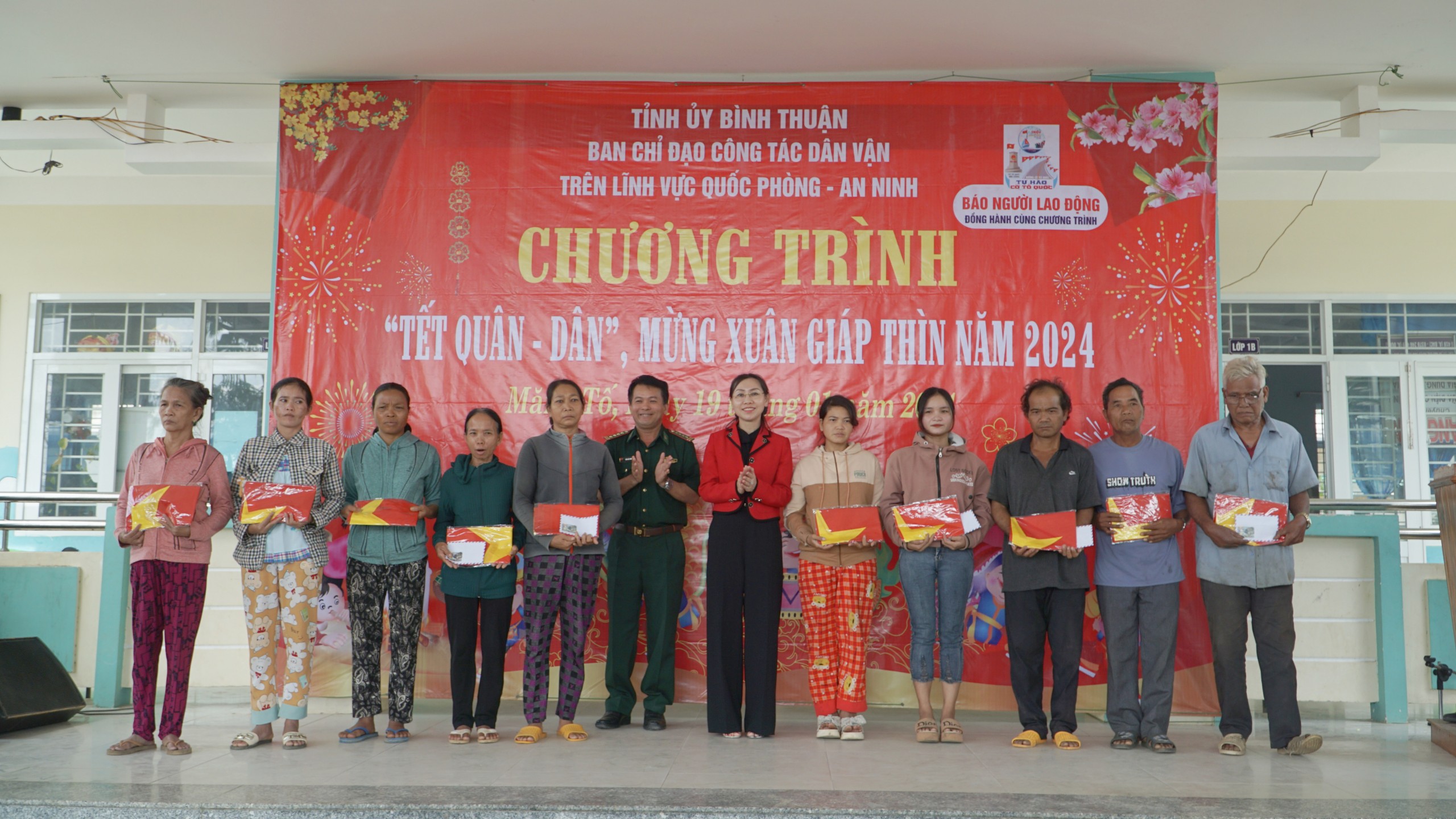 B&aacute;o Người Lao Động phối hợp trao cờ Tổ quốc, qu&agrave; Tết cho đồng b&agrave;o v&ugrave;ng xa tỉnh B&igrave;nh Thuận- Ảnh 3.