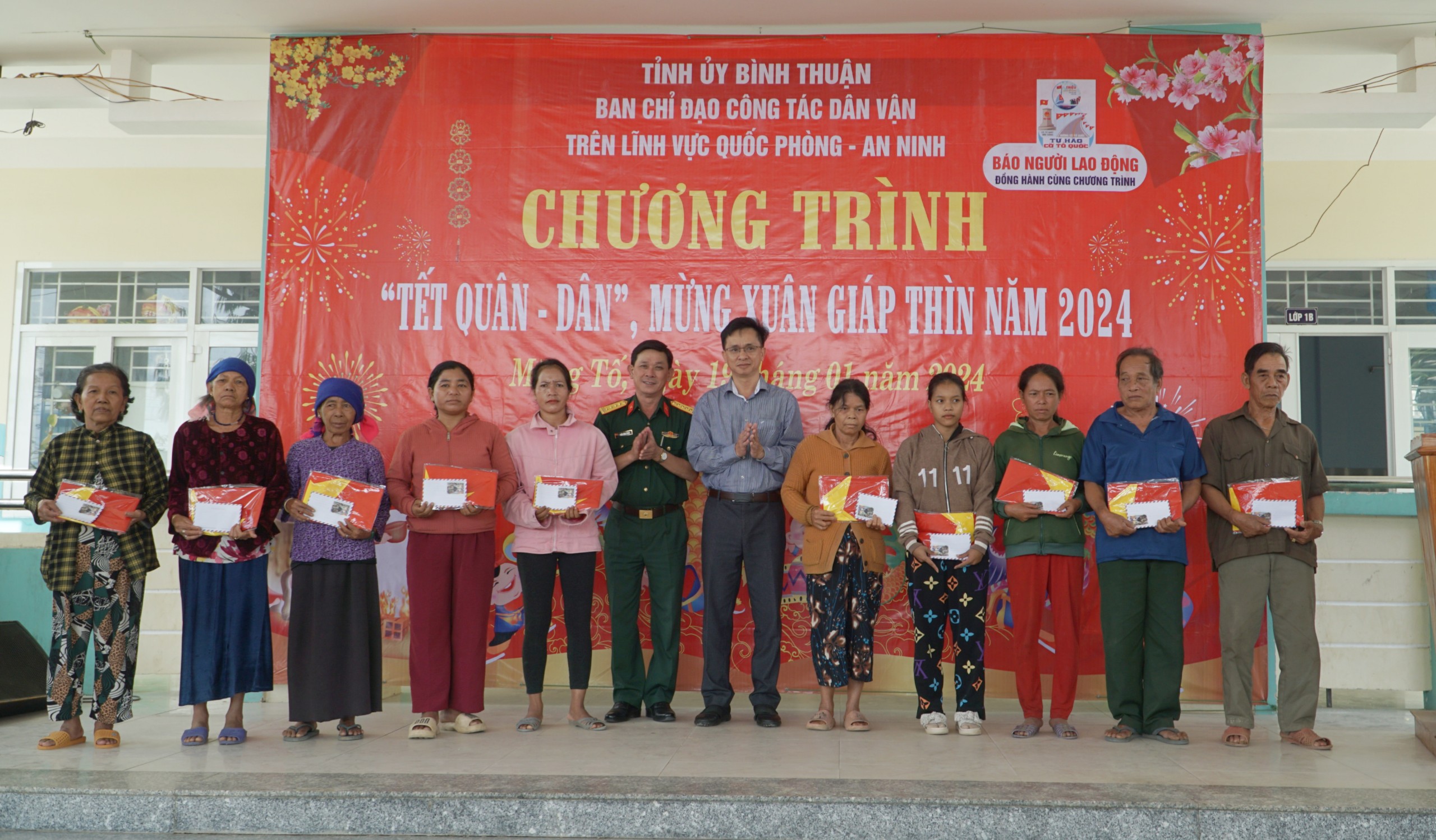 B&aacute;o Người Lao Động phối hợp trao cờ Tổ quốc, qu&agrave; Tết cho đồng b&agrave;o v&ugrave;ng xa tỉnh B&igrave;nh Thuận- Ảnh 2.
