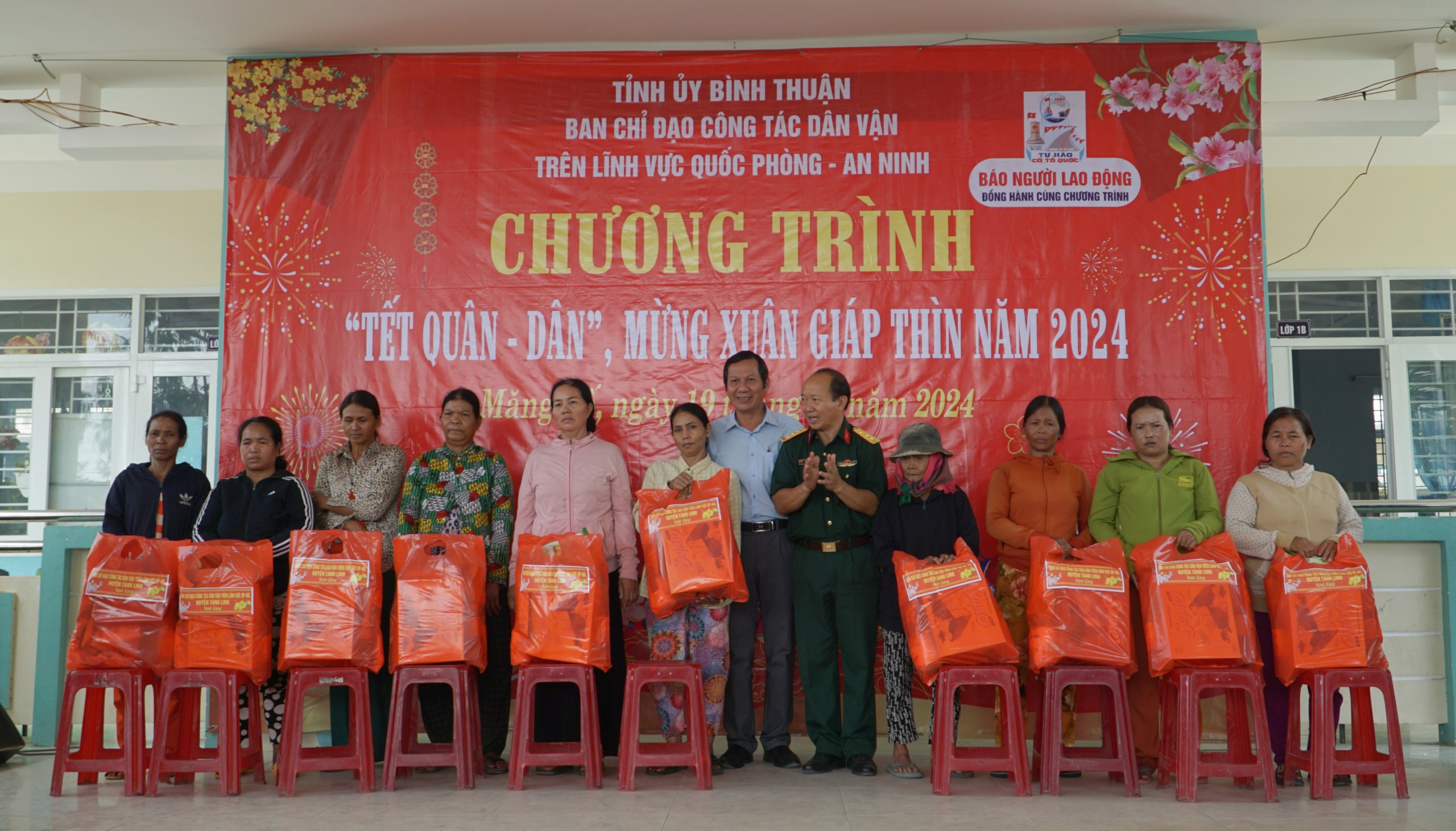 B&aacute;o Người Lao Động phối hợp trao cờ Tổ quốc, qu&agrave; Tết cho đồng b&agrave;o v&ugrave;ng xa tỉnh B&igrave;nh Thuận- Ảnh 4.